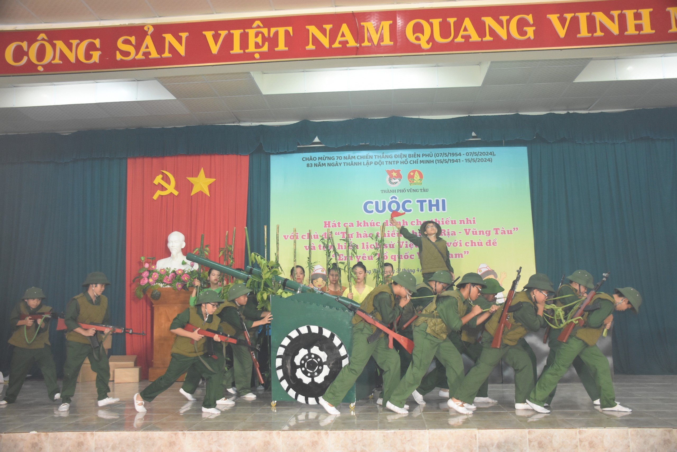 Hình ảnh pháo cao xạ được bộ đội ta kéo lên chiến trường Điện Biên Phủ được HS Trường THCS Phước Nguyên tái hiện tại liên hoan chiến sĩ nhỏ Điện Biên.