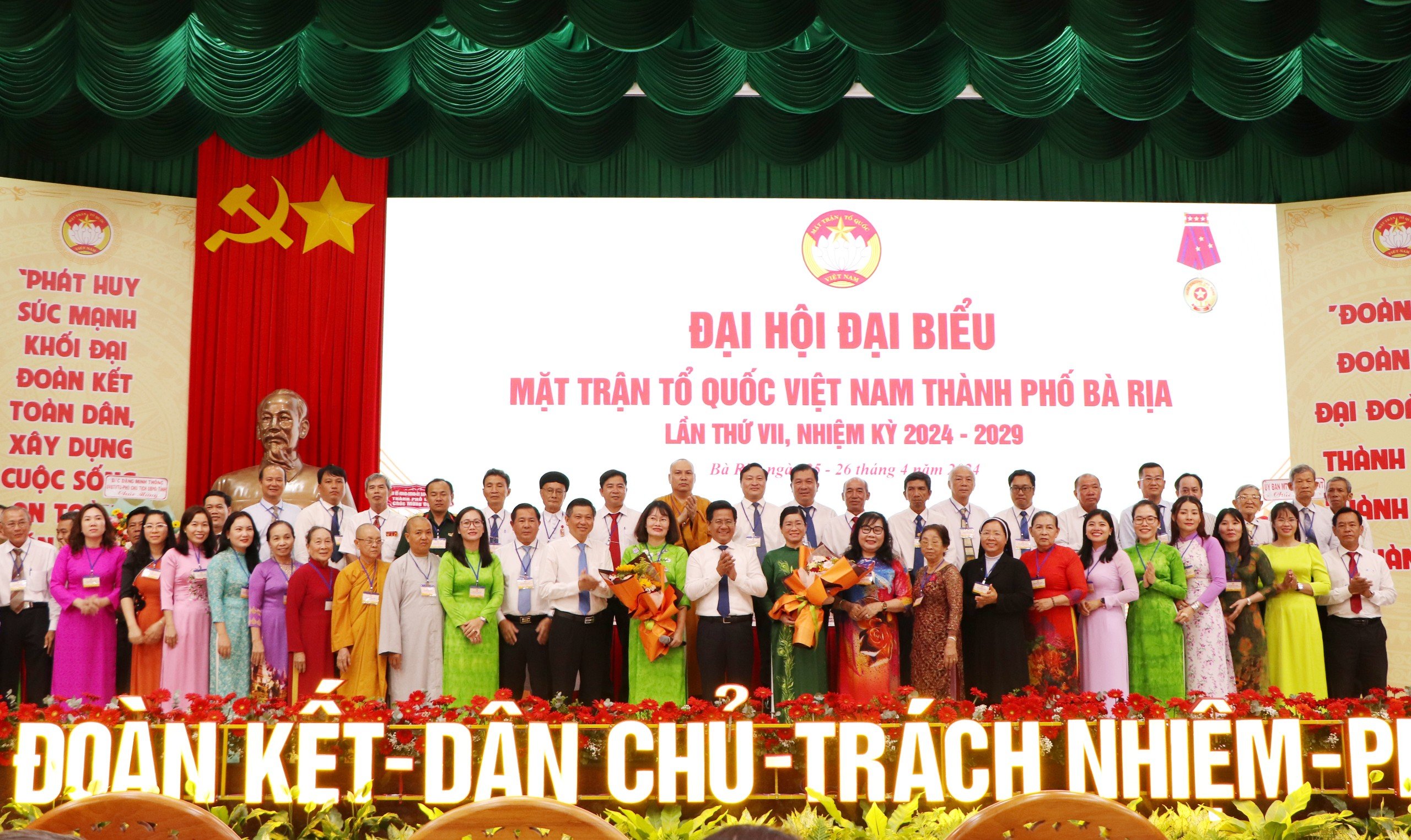 Chủ tịch UBMTTQ Việt Nam tỉnh Bùi Chí Thành và Bí thư Thành ủy Bà Rịa Trần Văn Tuấn, tặng hoa chúc mừng UBMTTQ Việt Nam TP.Bà Rịa khóa VII, nhiệm kỳ 2024-2029.