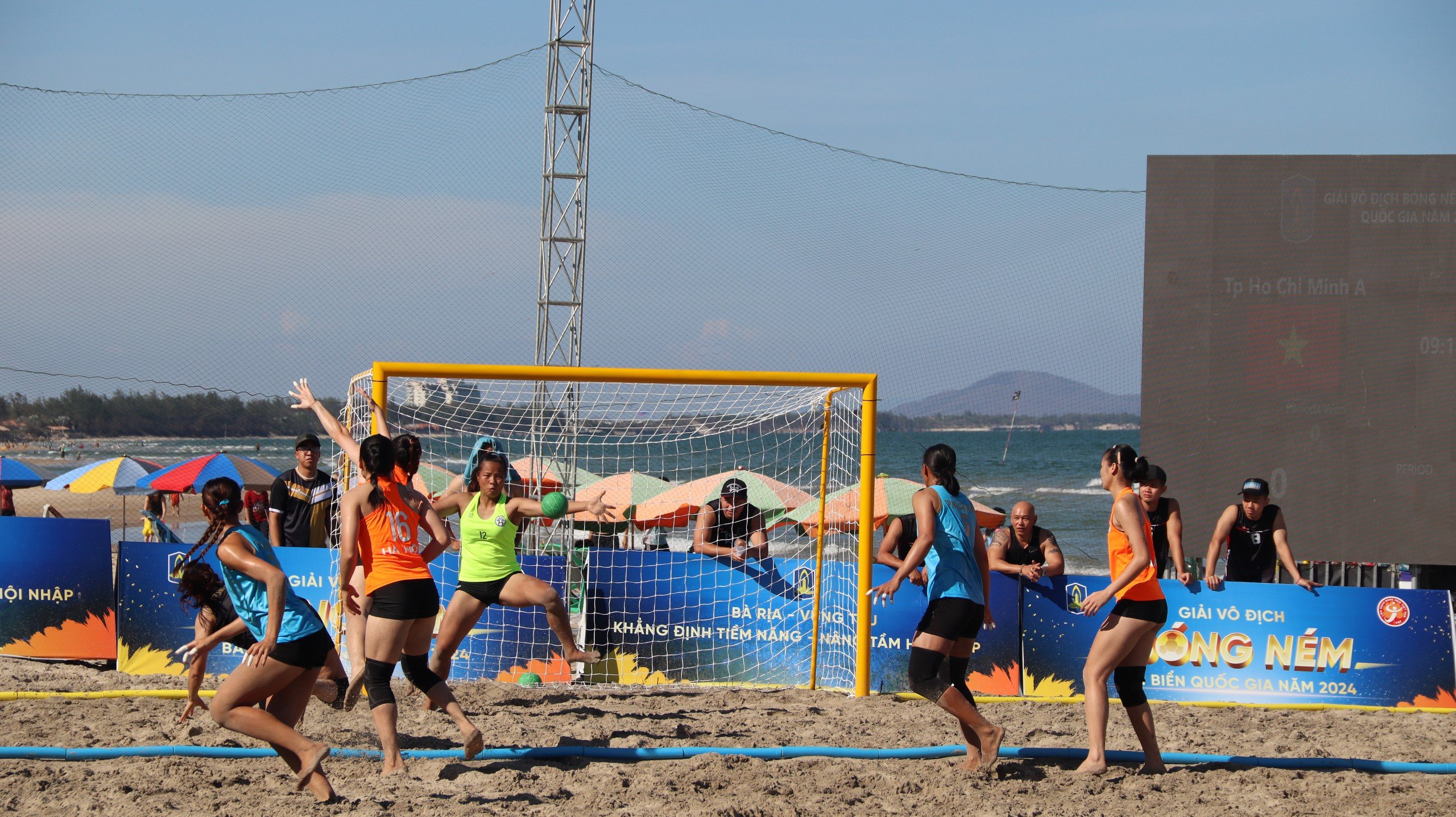 Các VĐV nữ thi đấu tại trận chung kết giải bóng ném bãi biển quốc gia.