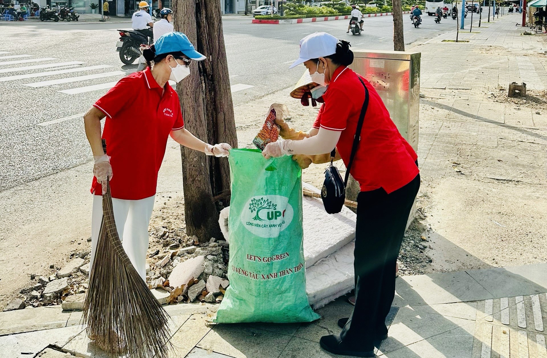 Người dân phường Thắng Tam tham gia dọn dẹp vệ sinh môi trường chào đón lễ 30/4, 1/5