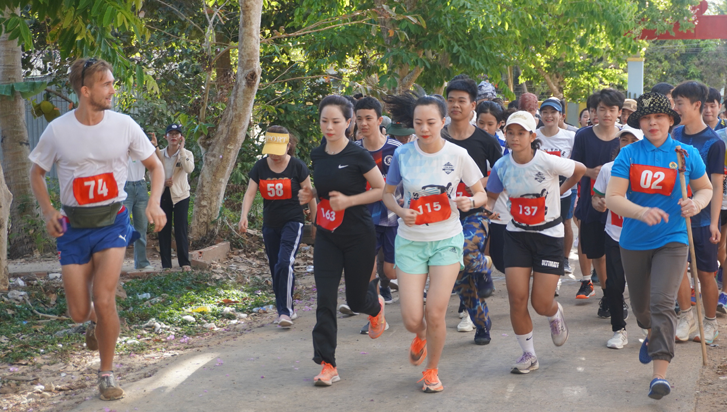 Đông đảo du khách và người dân Côn Đảo tham gia Giải chạy bộ chinh phục núi Thánh Giá, sáng 28/4. 