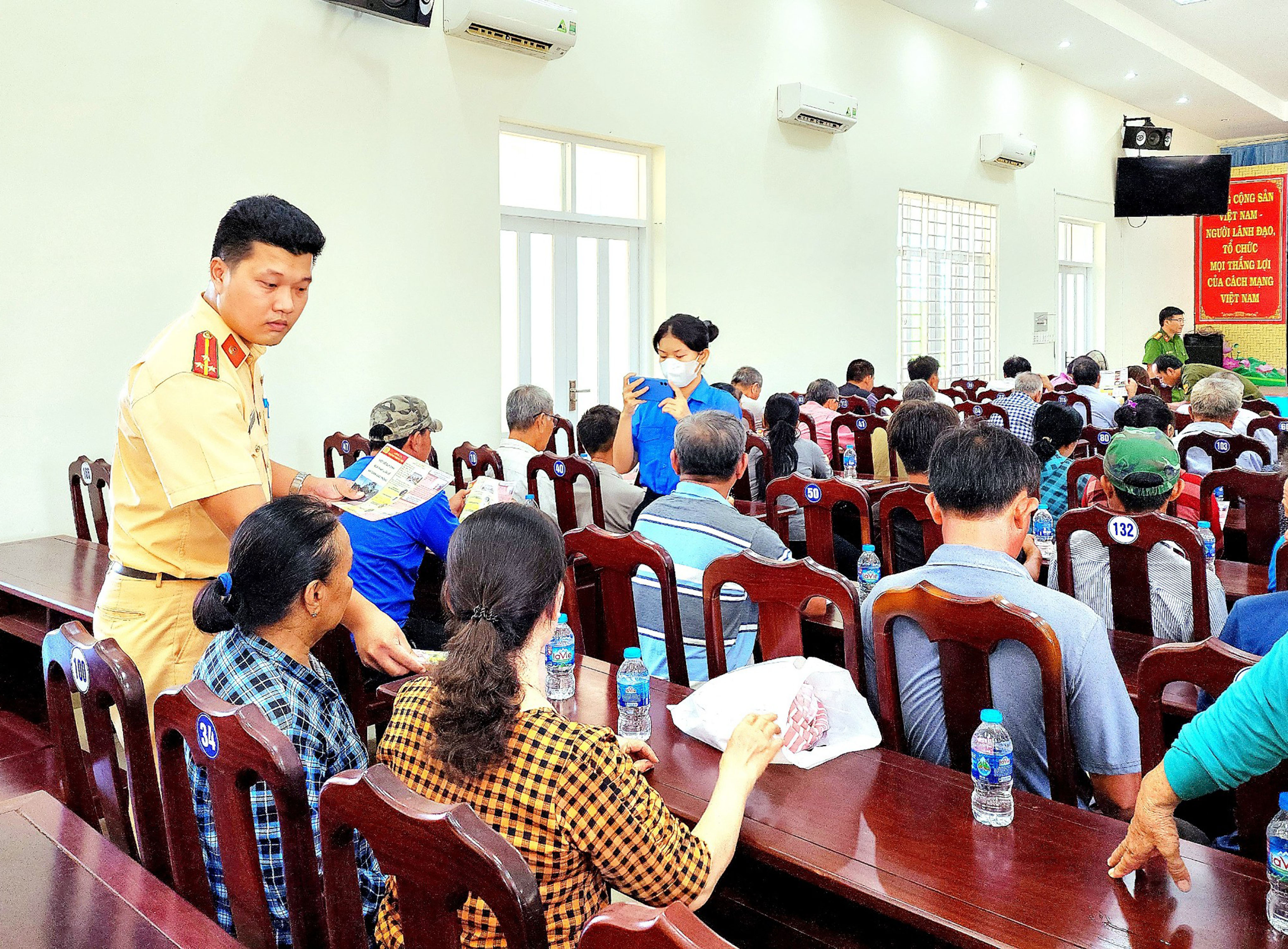 Cán bộ Đội CSGT và Trật tự phát tờ rơi tuyên truyền ATGT cho người dân