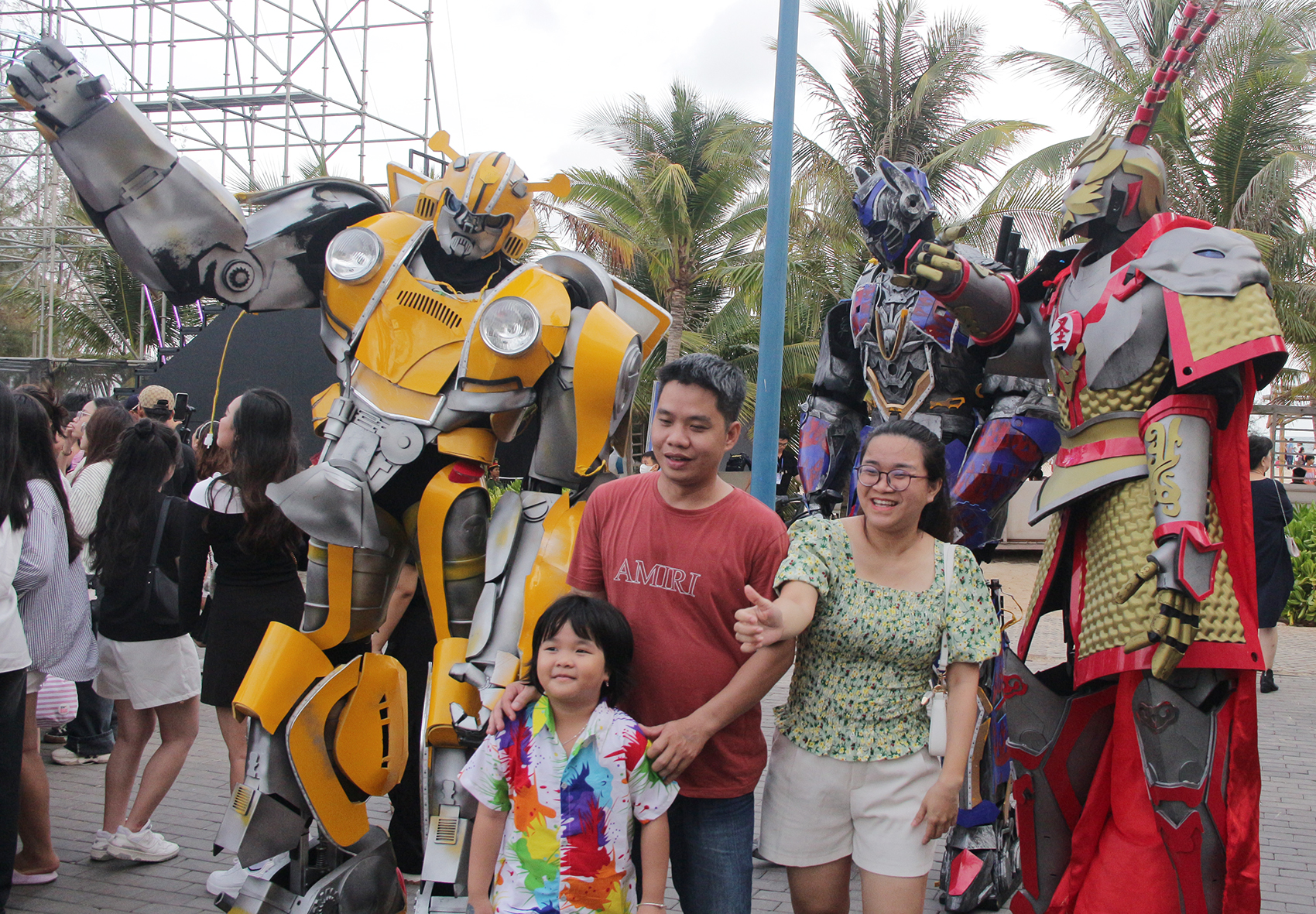Charm Resort Hồ Tràm tổ chức diễu hành rô bốt khổng lồ cho du khách chụp ảnh.