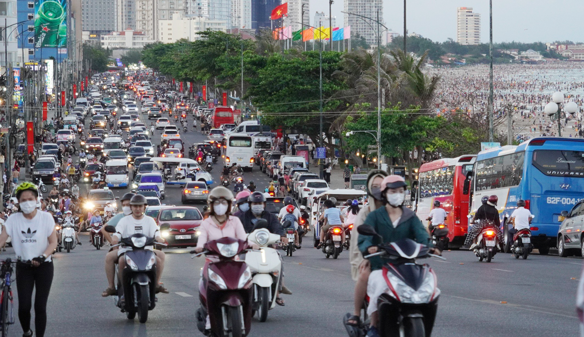 Đường Thùy Vân đoạn chân dốc Nghinh Phong nườm nượp xe lưu thông vào buổi chiều tối. 