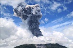 Núi lửa Ibu phun tro bụi cao hơn 5km