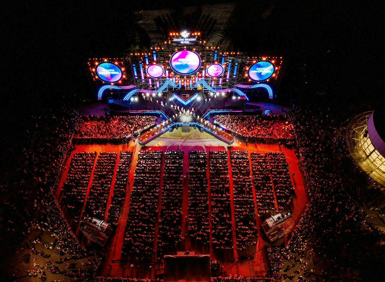 Sân khấu bên bờ biển tại Charm Resort Hồ Tràm đông kín người đến xem đại nhạc hội Charm Fantasea 2024. 