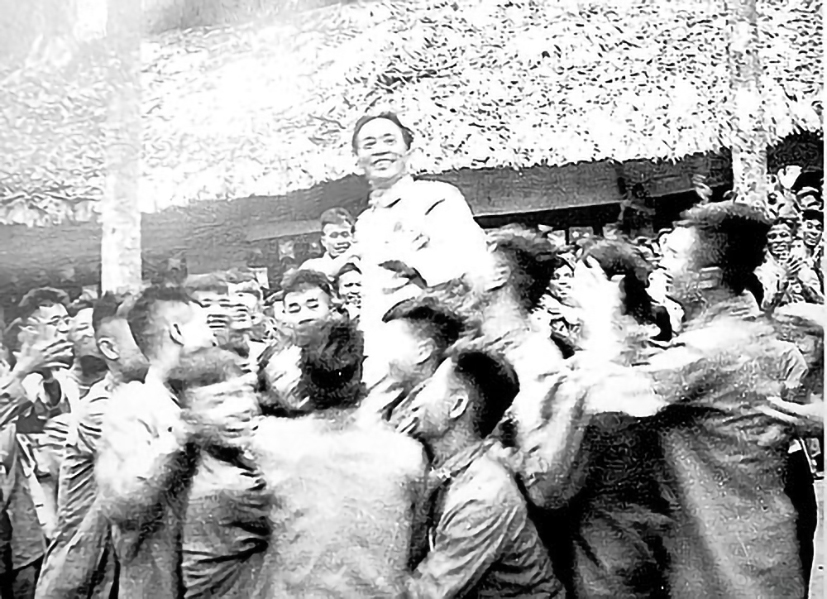 Các chiến sĩ thi đua trong chiến dịch Điện Biên Phủ vui mừng công kênh Đại tướng Tổng tư lệnh Võ Nguyên Giáp tại lễ mừng công ngày 13/5/1954. Ảnh tư liệu