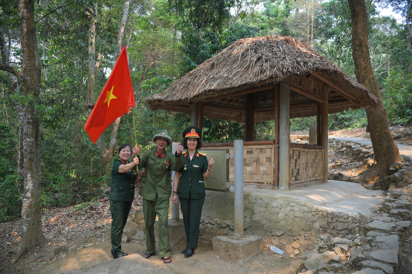 Khách tham quan một khu lán trại ở Quần thể di tích Chiến trường Điện Biên Phủ.