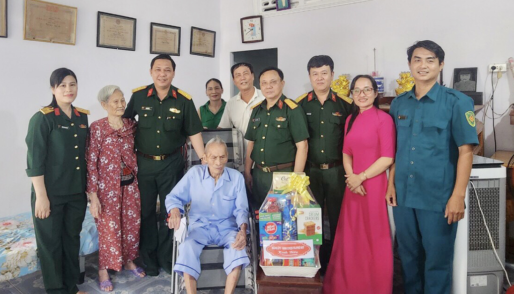 Đảng ủy - Ban CHQS TX.Phú Mỹ thăm và tặng quà cho ông Nguyễn Hữu An .