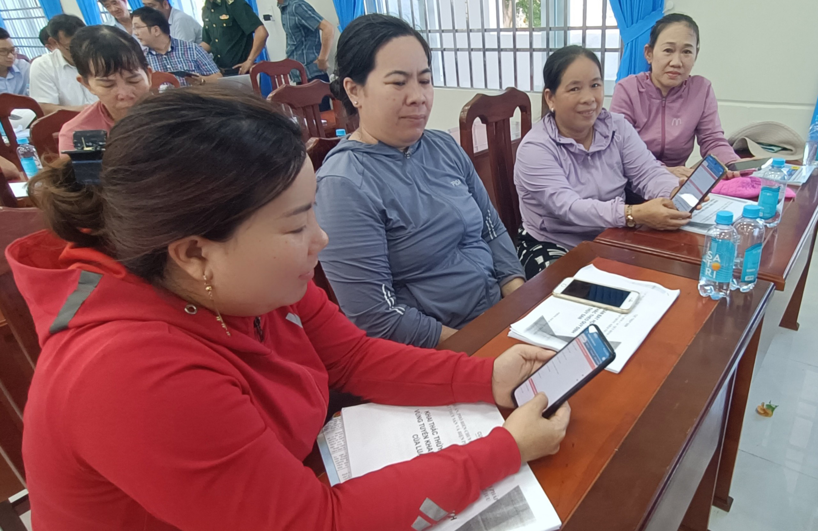 Bà Võ Thị Lam, chủ tàu cá BV 92311 TS (xã Phước Tỉnh, huyện Long Điền) thực hành ghi nhật ký khai thác điện tử trên phần mềm eCDT VN.