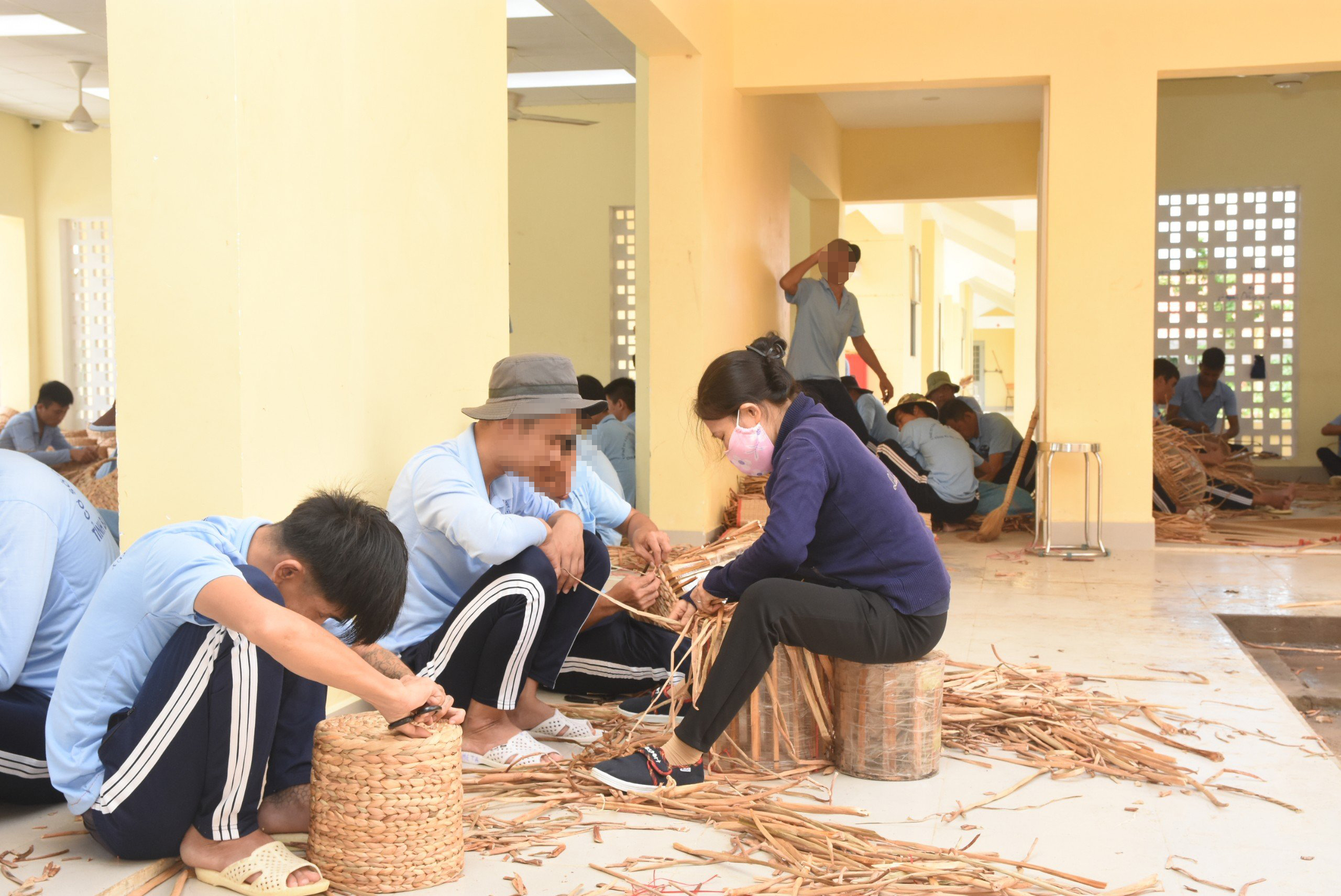 Học viên được hướng dẫn đan giỏ lục bình trong thời gian điều trị.