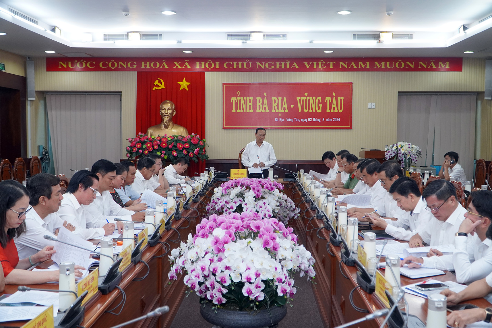 Chủ tịch UBND tỉnh Nguyễn Văn Thọ phát biểu kết luận cuộc họp.