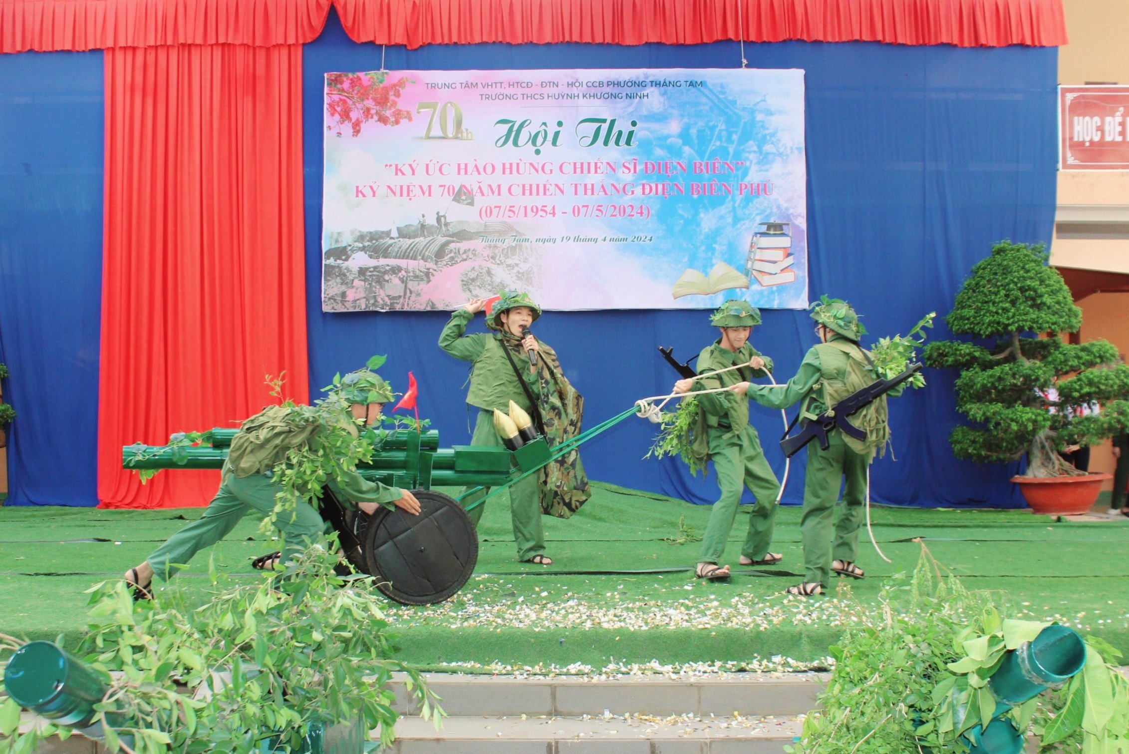 Các em HS Trường THCS Huỳnh Khương Ninh tái hiện ký ức Điện Biên một cách sinh động và đầy cảm xúc.