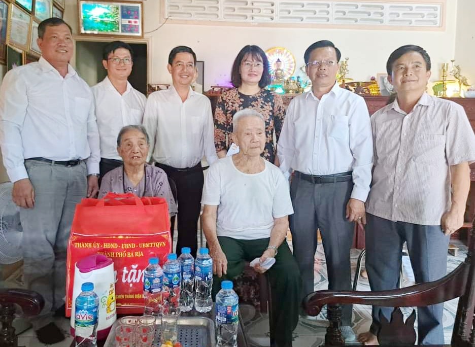 Đoàn do ông Trần Thanh Dũng, Phó Bí thư Thành ủy, Chủ tịch UBND TP. Bà Rịa đã đến thăm, tặng quà các cựu chiến binh đang sinh sống trên địa bàn thành phố