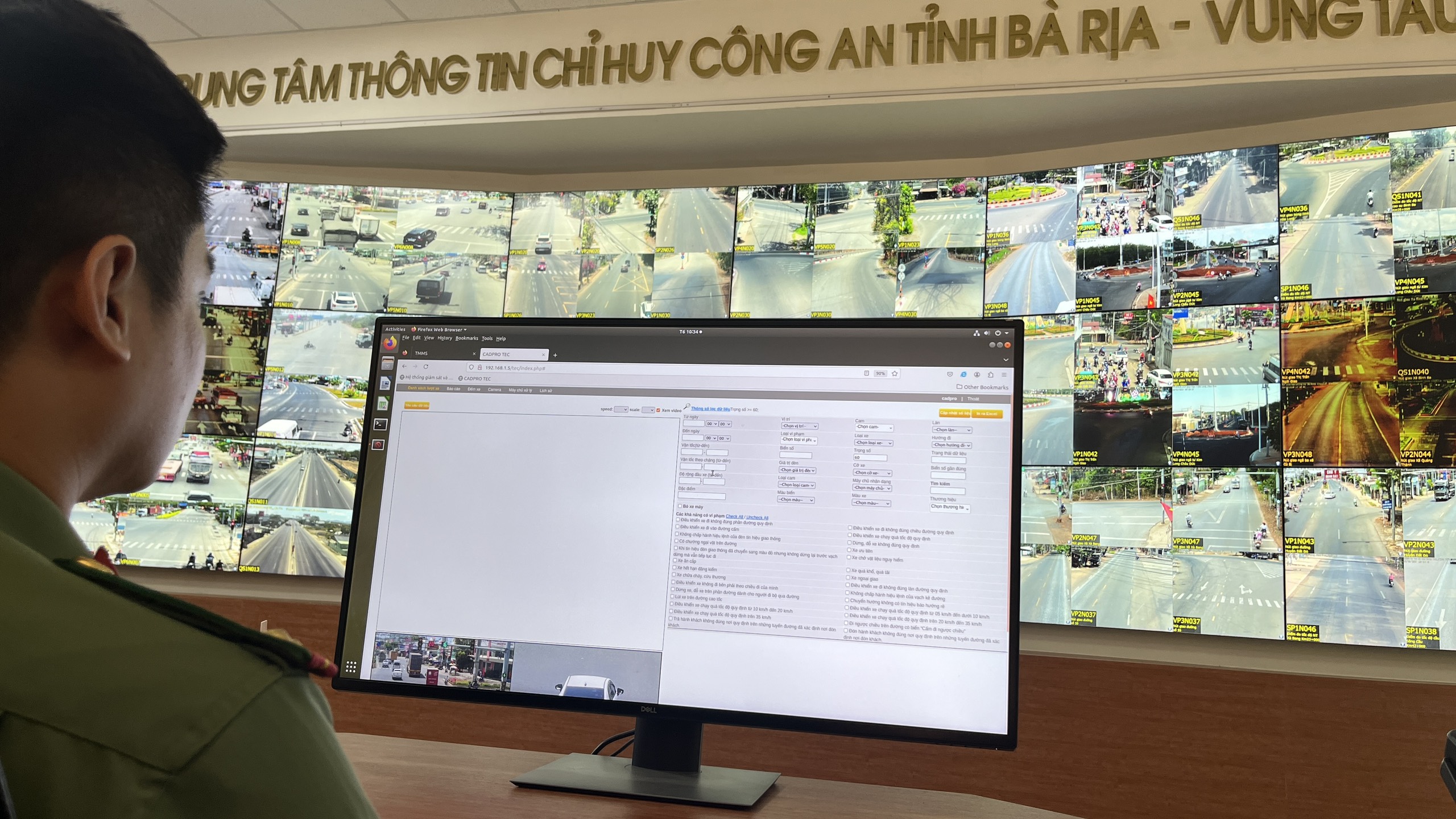 Trung tâm Chỉ huy Công an tỉnh luôn có cán bộ trực, theo dõi tình hình giao thông.