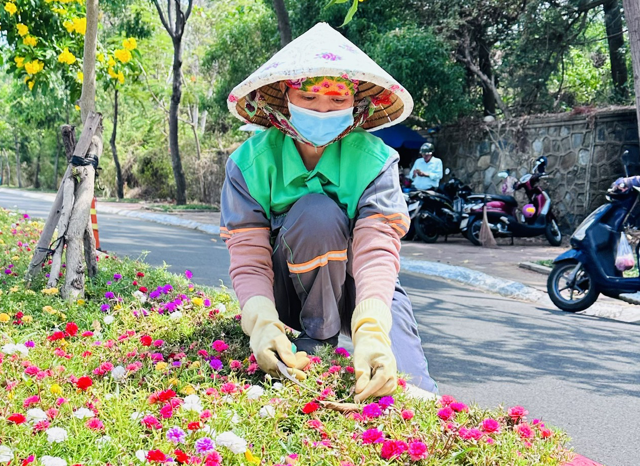 Những người thường làm việc giữa trời nắng nóng cần phải chăn chắn cẩn thận và uống đủ nước 