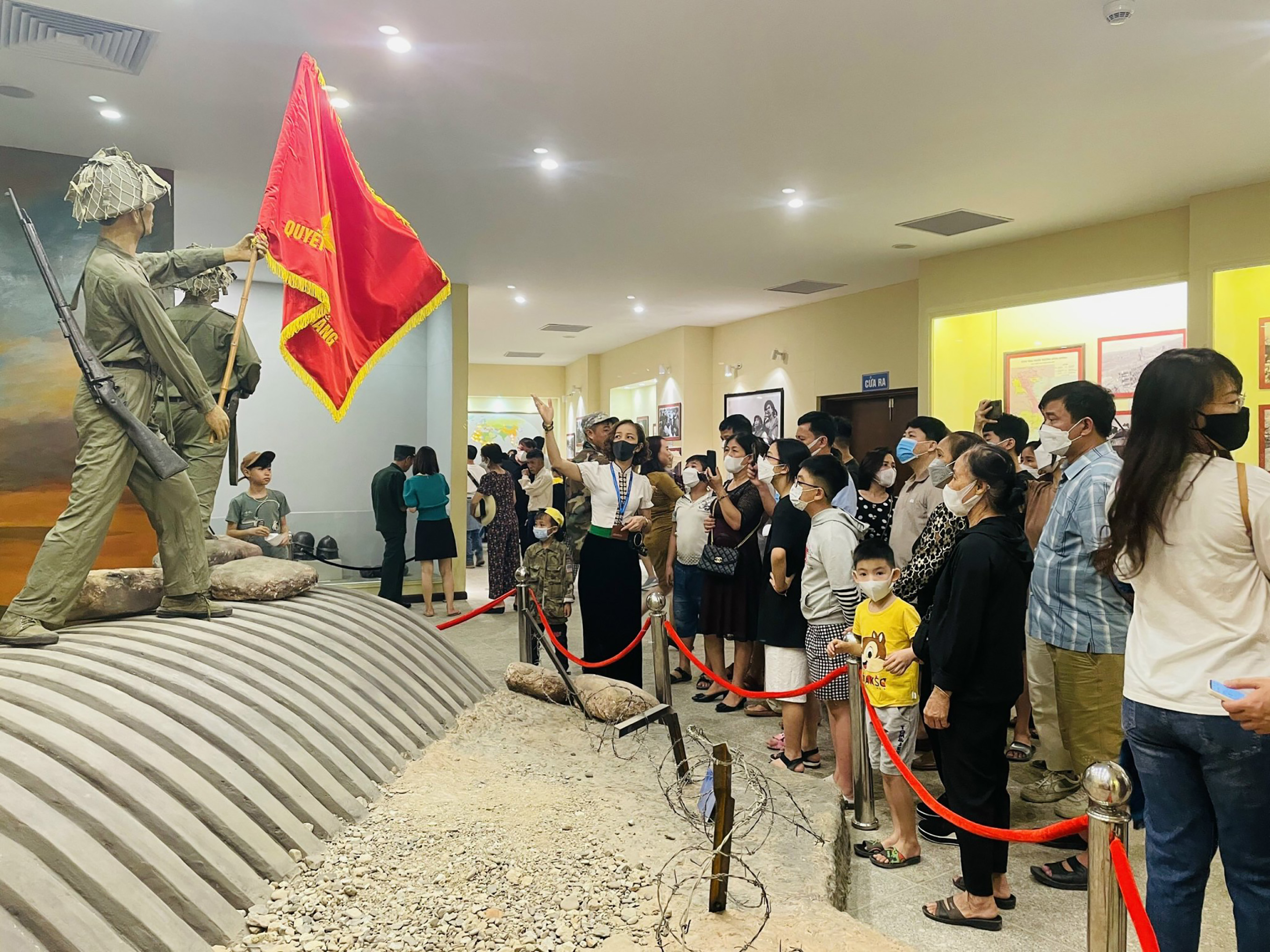 Khách tham quan nhà trưng bày Bảo tàng Chiến thắng lịch sử Điện Biên Phủ. Ảnh: svhttdl.dienbien.gov.vn.