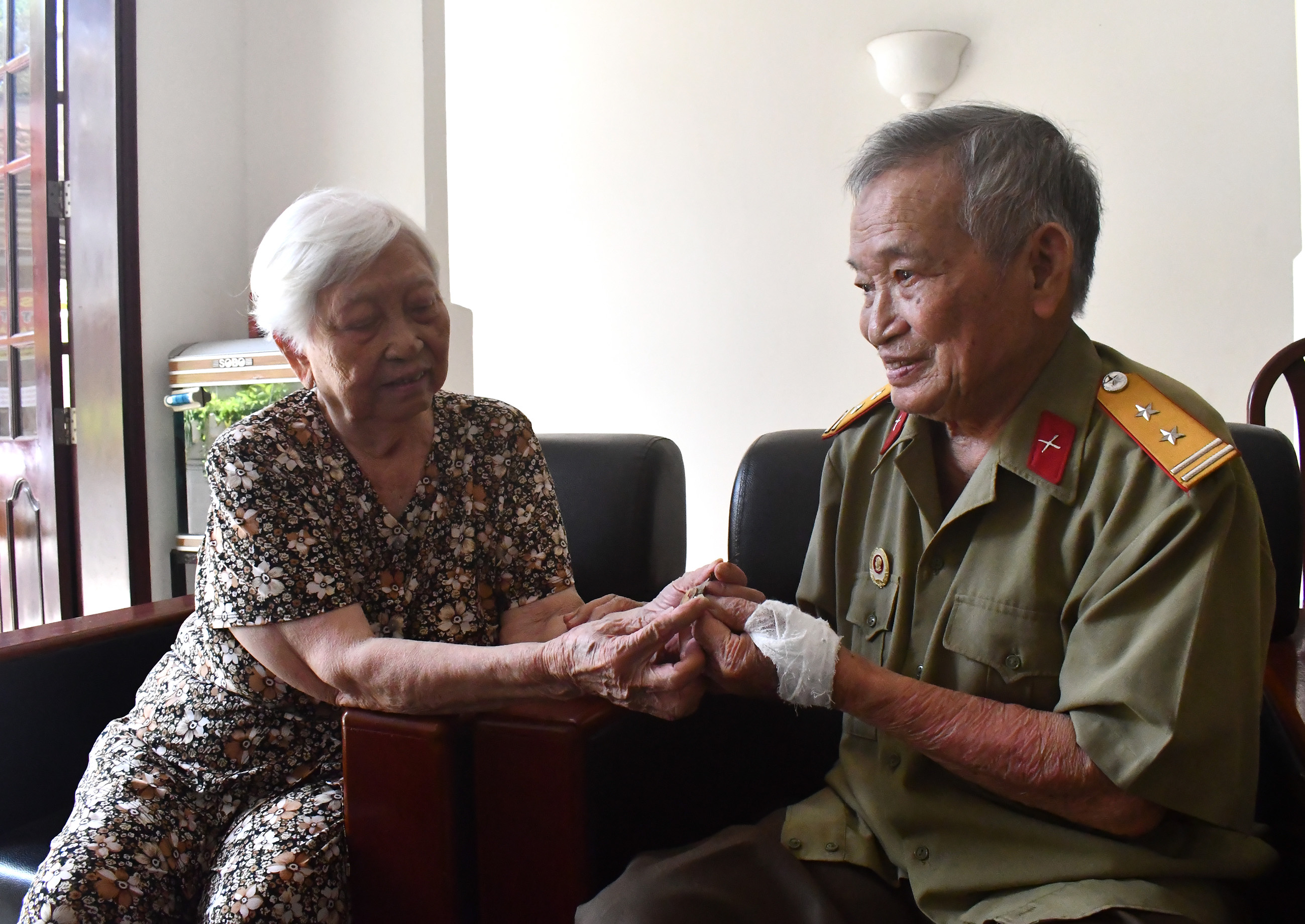 Ông Đậu Xuân Điều nâng niu huy hiệu “Chiến sĩ Điện Biên Phủ” được tặng năm xưa.