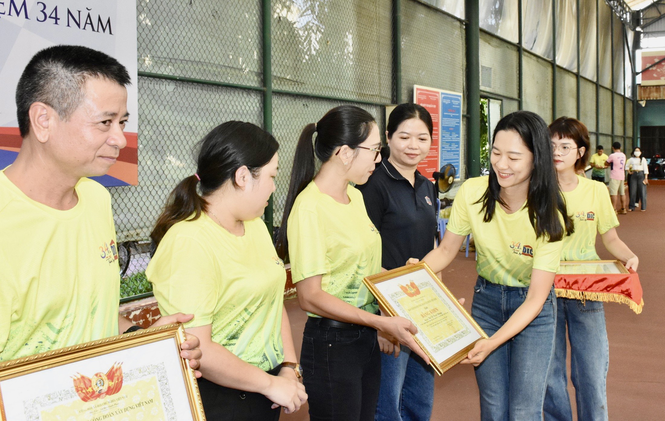 Bà Nguyễn Thị Kim Nhung, Phó Bí thư Đảng ủy, Chủ tịch Công đoàn Tập đoàn DICthay mặt Tổng Liên đoàn lao động Việt Nam, Công đoàn Xây dựng Việt Nam tặng bằng khen