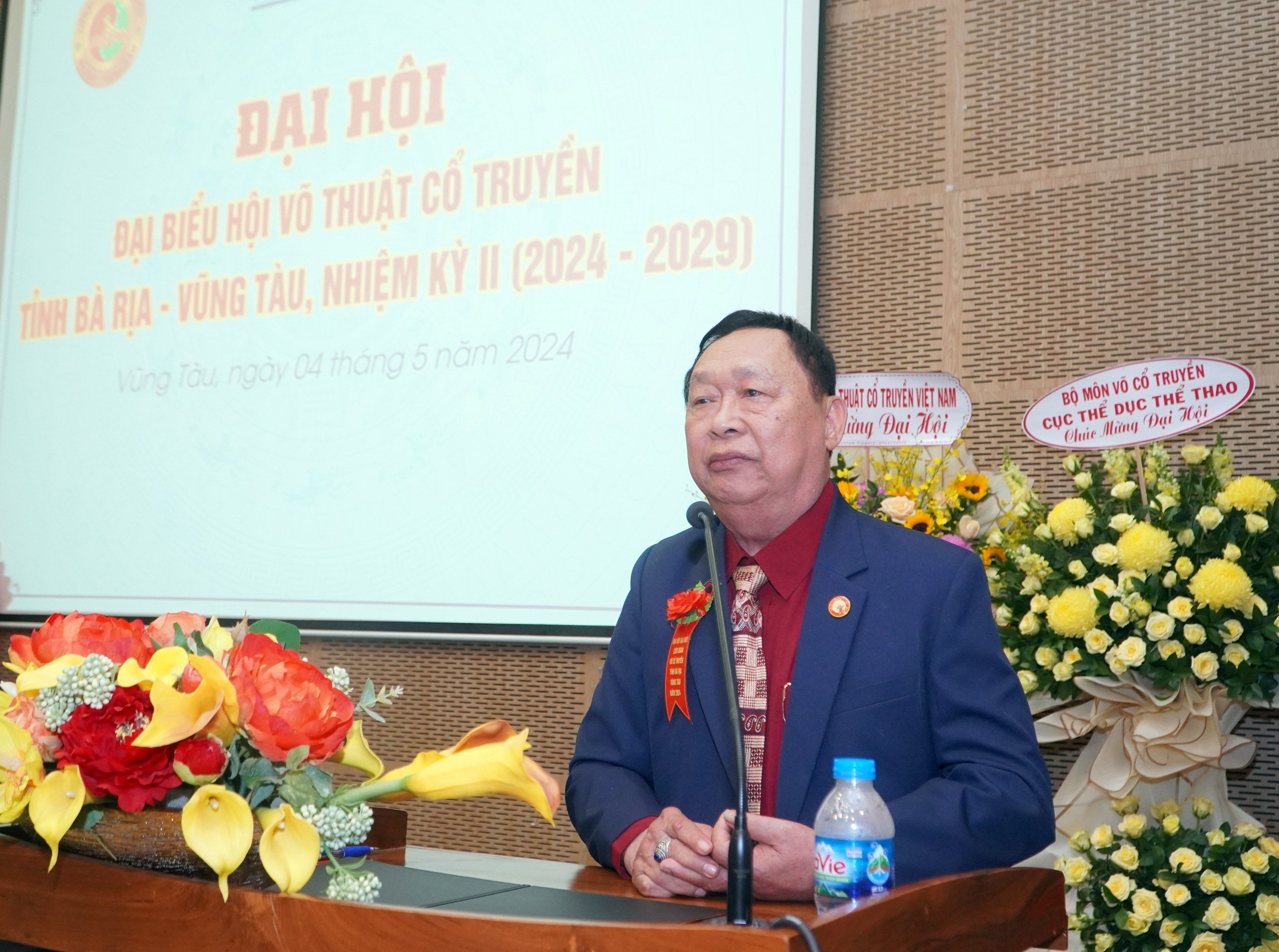 Đại võ sư quốc tế Lê Kim Hòa, Phó Chủ tịch Liên đoàn võ thuật cổ truyền Việt Nam tham dự và phát biểu tại Đại hội,