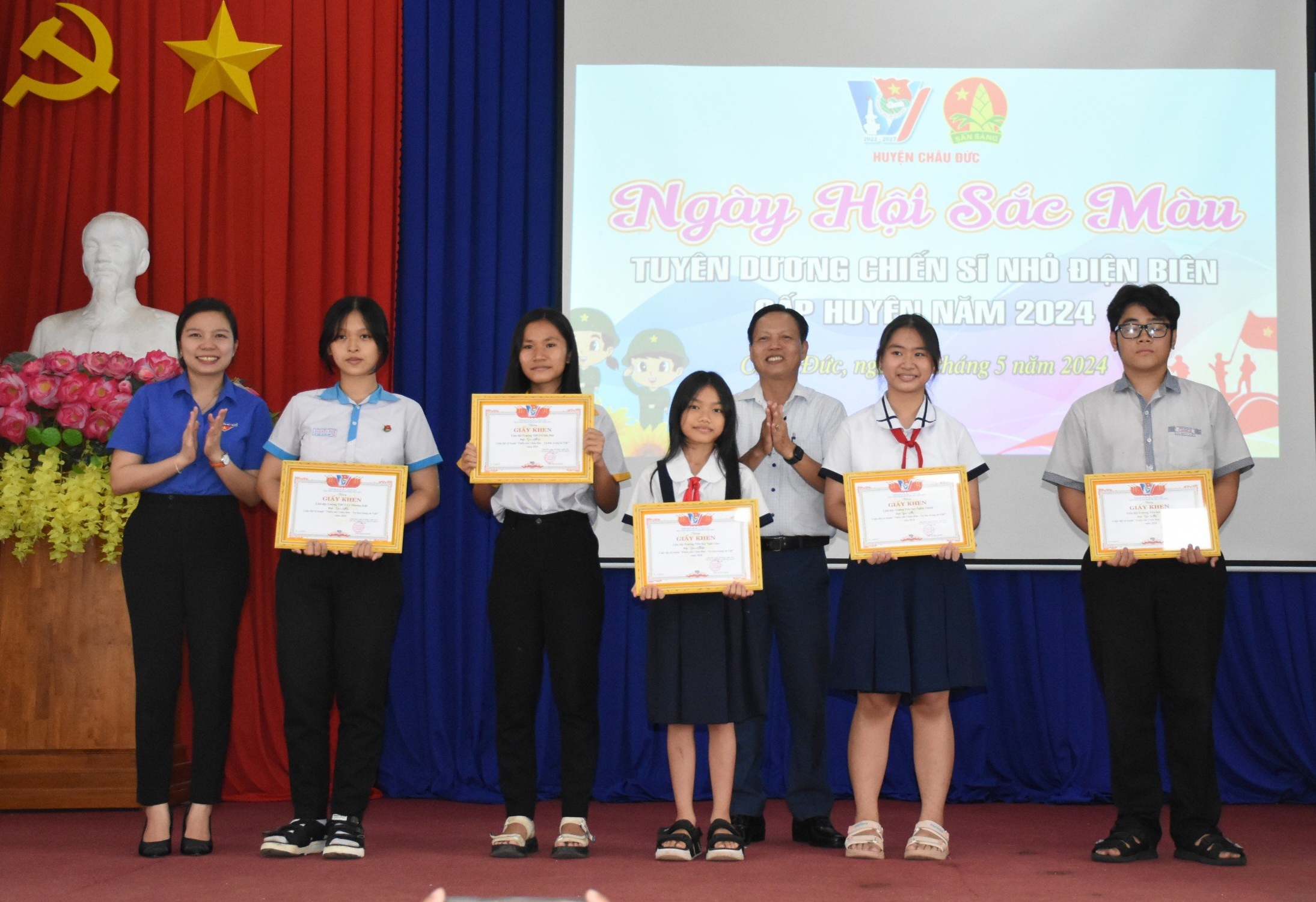 Ban tổ chức trao giải Nhất, Nhì cho các Liên Đội xuất sắc tham gia cuộc thi vẽ tranh tại ngày hội.
