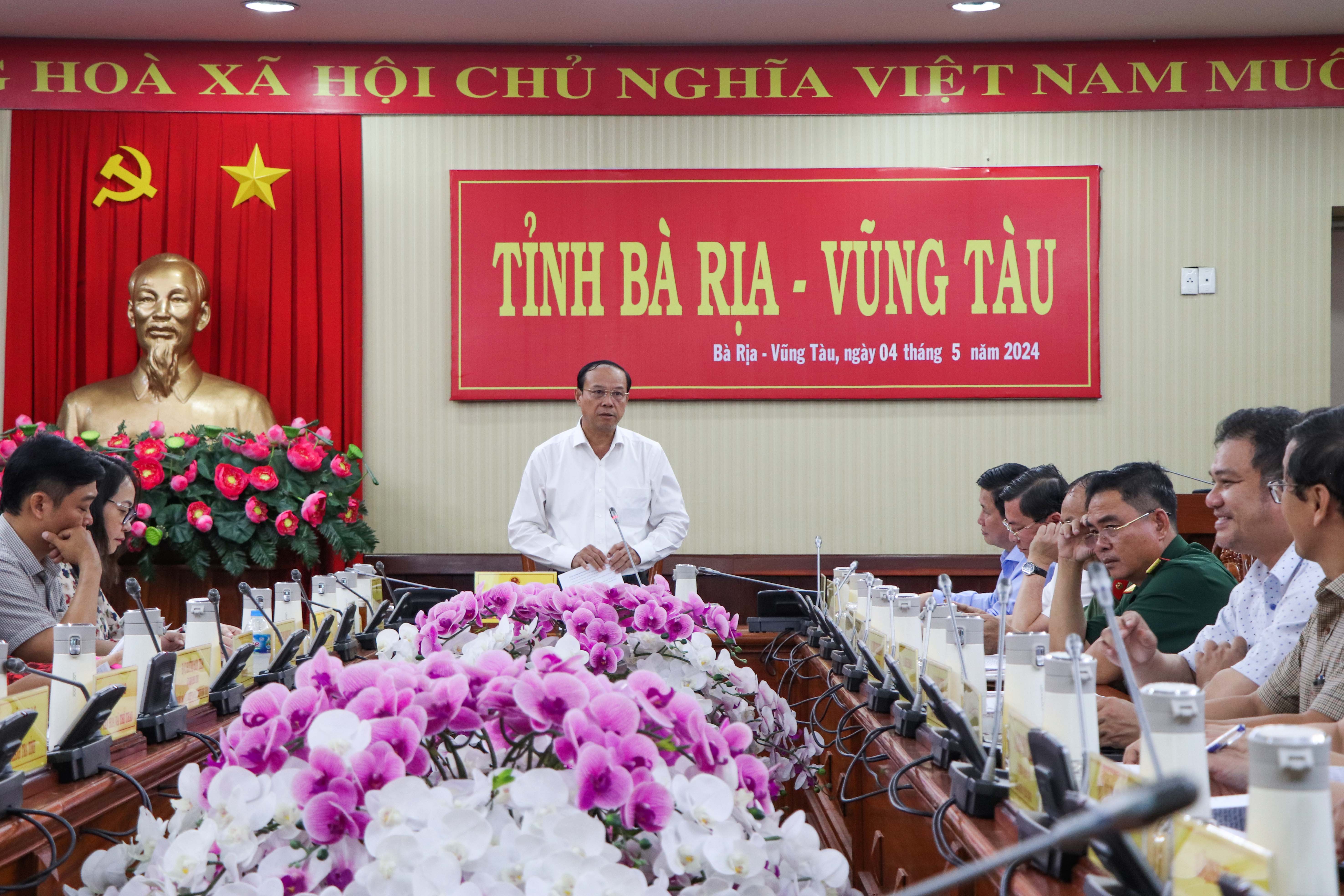 Chủ tịch UBND tỉnh Nguyễn Văn Thọ phát biểu chỉ đạo tại cuộc họp.