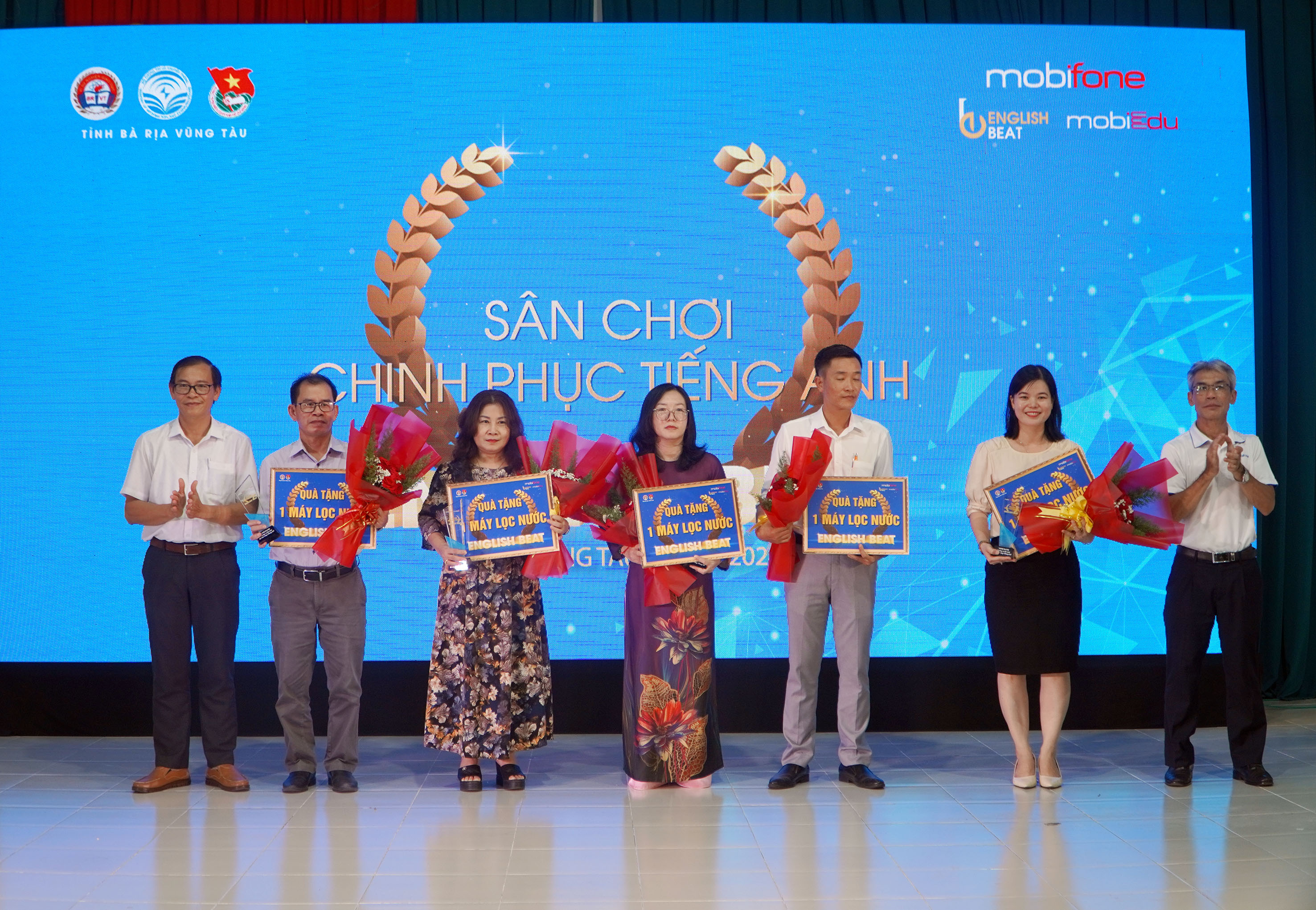 Ban tổ chức trao bảng tượng trưng máy lọc nước cho các trường có học sinh lọt vào vòng Chung kết.