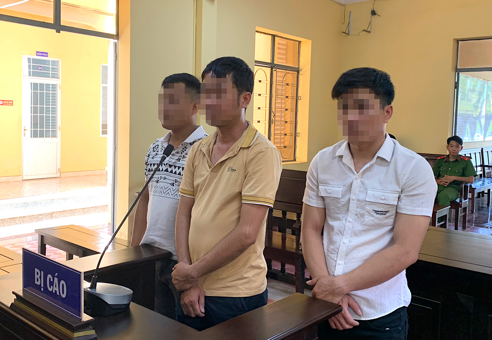3 công nhân bị tuyên phạt mỗi người 6 tháng tù cùng về tội “Sử dụng tài liệu giả của cơ quan, tổ chức”.
