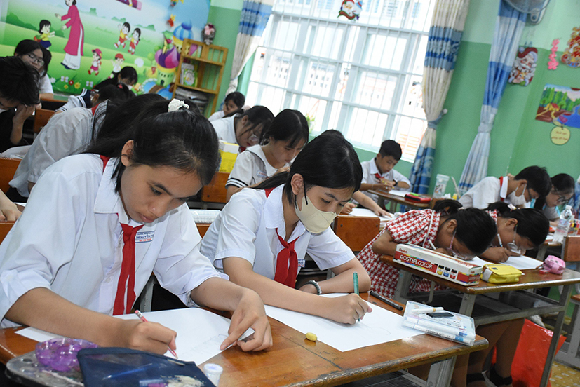Thiếu nhi tập trung hoàn thành bức tranh tại hội thi vẽ Sắc màu tuổi thơ năm 2024.