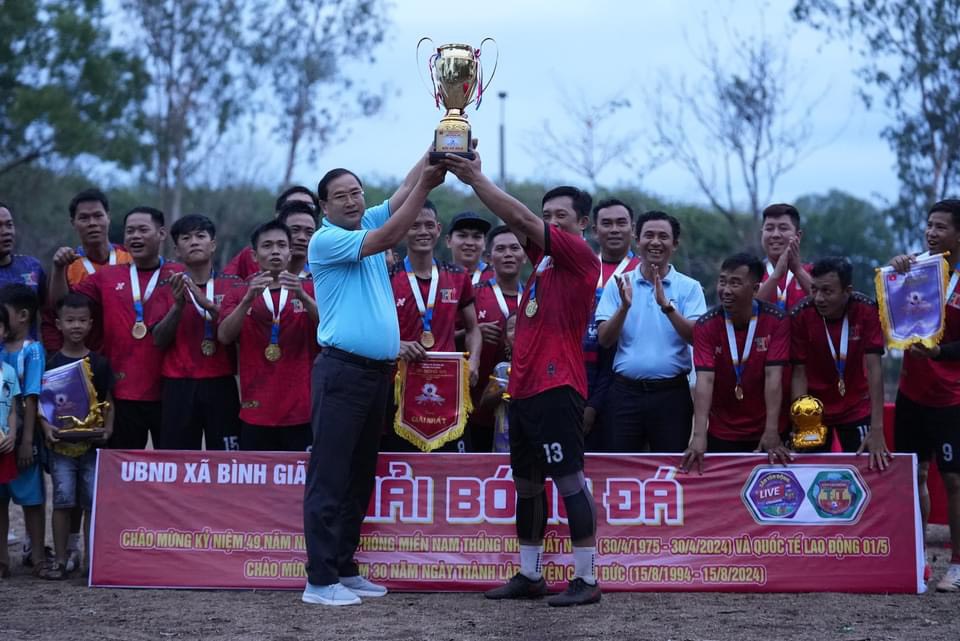Ông Nguyễn Tấn Bản, Chủ tịch UBND huyện Châu Đức trao Cúp vô địch cho đội bóng Lộc Hòa.