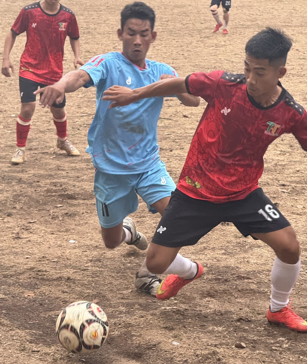 Một pha tranh bóng trong trận chung kết giữa hai đội Lộc Hoà (áo xanh) và đội Kim Bình (áo đỏ).