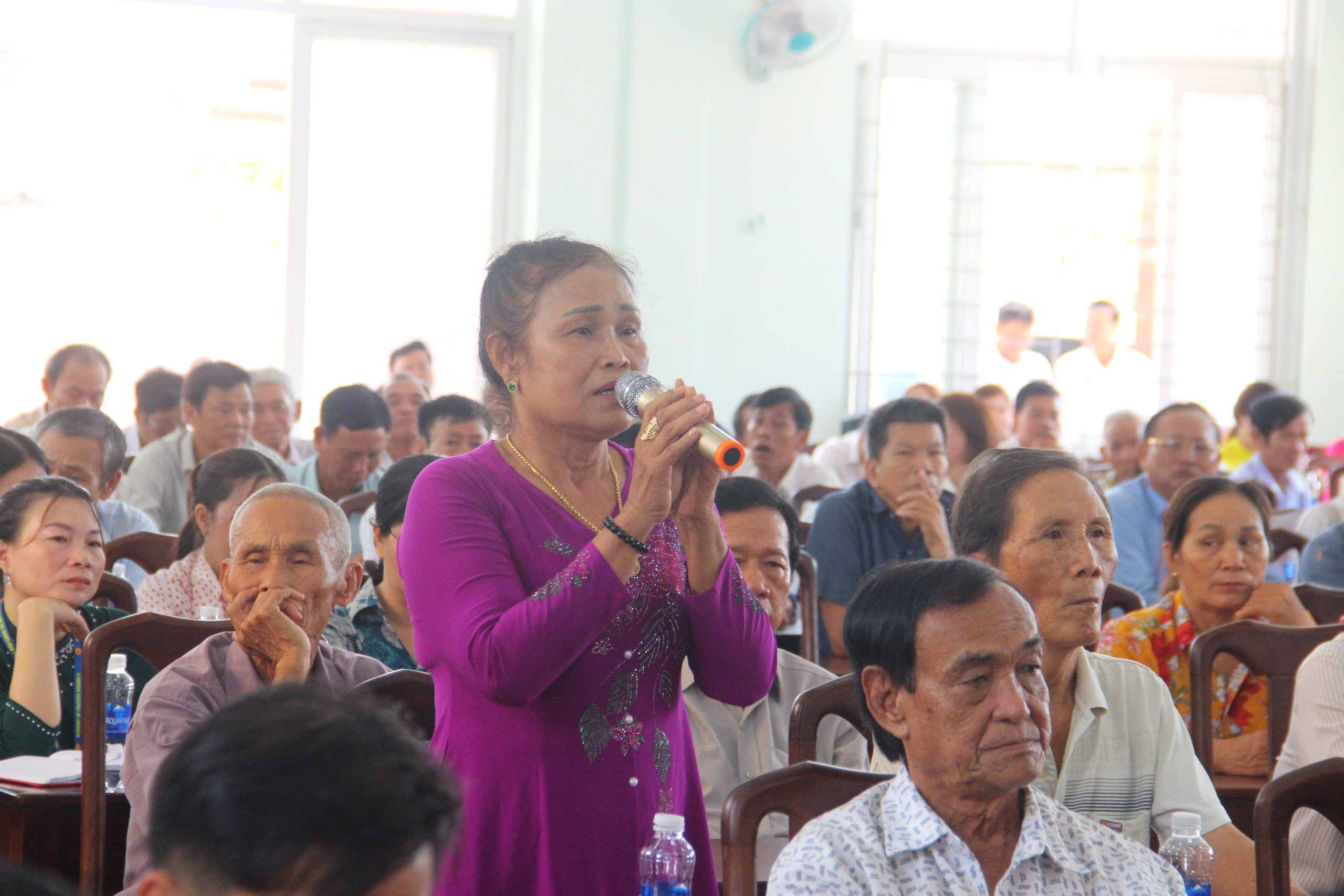 Cử tri Phạm Thị Ánh Tuyết (xã Hòa Bình) kiến nghị lực lượng cảnh sát giao thông phải bảo đảm an toàn cho người tham  gia giao thông trong quá trình truy đuổi người vi phạm giao thông. Ảnh: TRẦN TIẾN