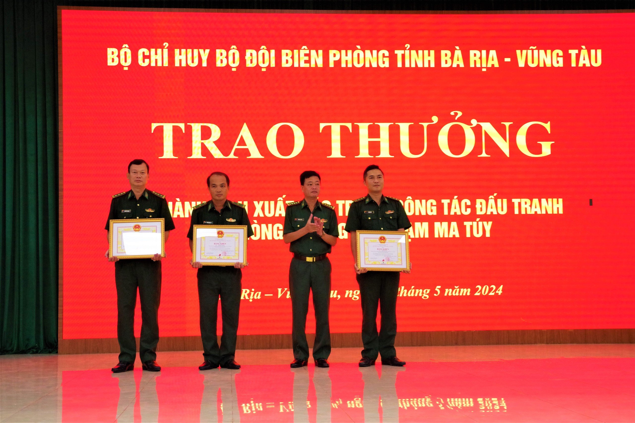 Đại tá Trần Ngọc Tăng, Phó Chỉ huy trưởng, Tham mưu trưởng BĐBP tỉnh trao tặng cho 1 tập thể và 2 cá nhân vì có thành tích khi triệt phá vụ án tàng trữ trái phép 500 gam ma túy.