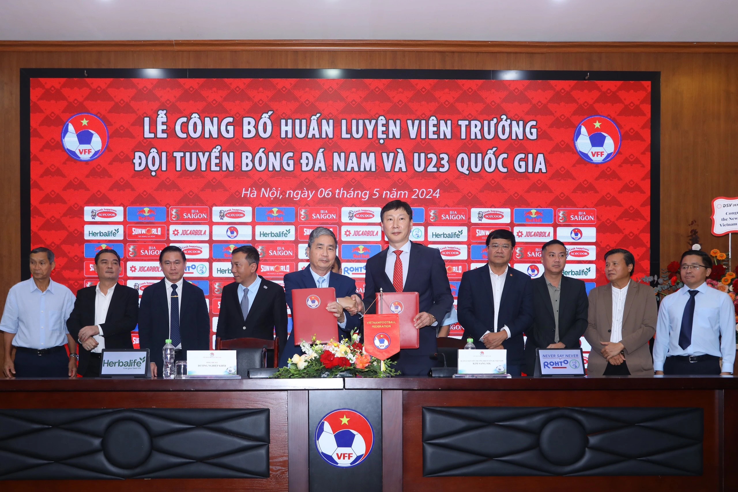 Ông Kim Sang-sik cũng lãnh đạo VFF tại lễ ký kết hợp đồng, công bố HLV trưởng đội tuyển nam và đội tuyển U23 Việt Nam, chiều 6/5.