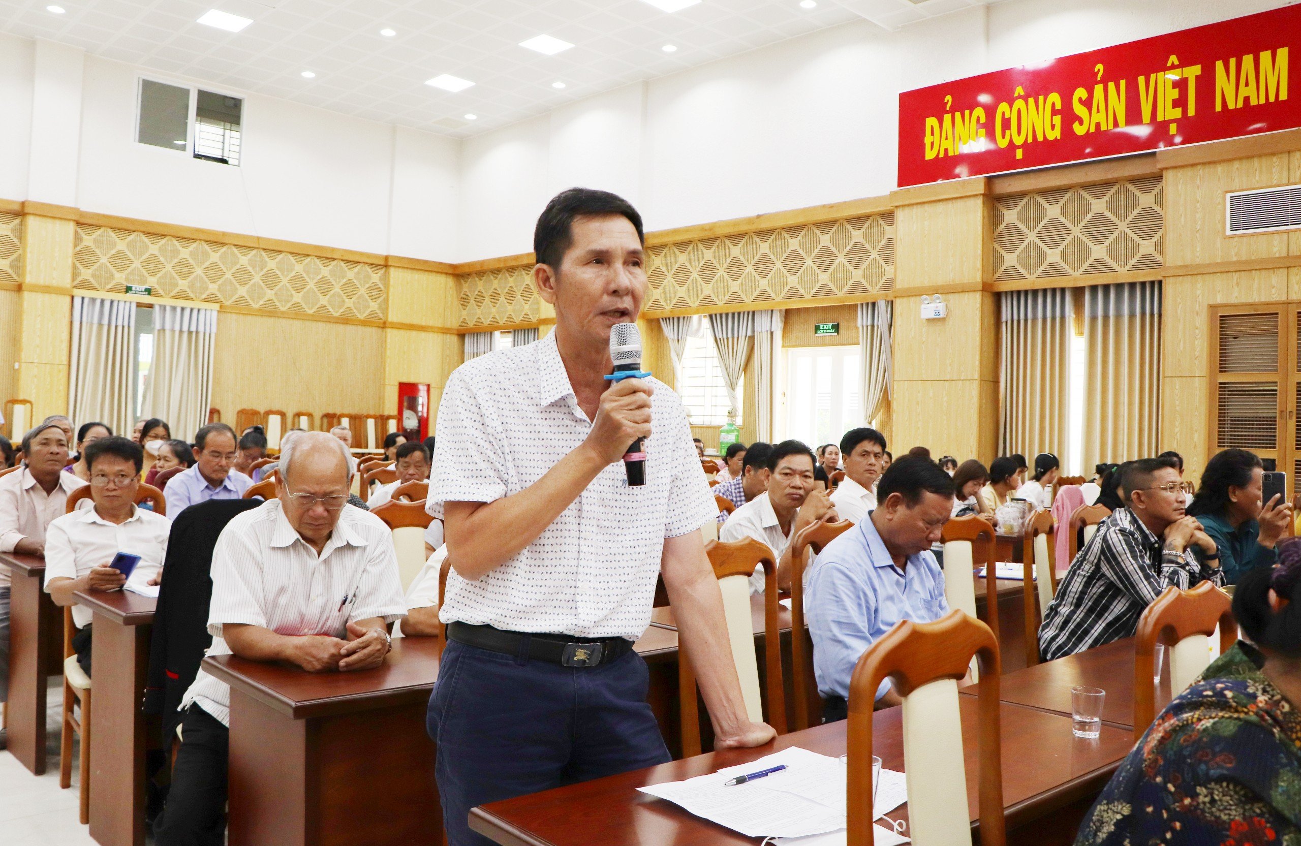 Cử tri Nguyễn Tấn, xã Phước Tỉnh mong muốn Nhà nước hỗ trợ để ngư dân tiếp tục vươn khơi bám biển. Ảnh: DIỄM QUỲNH