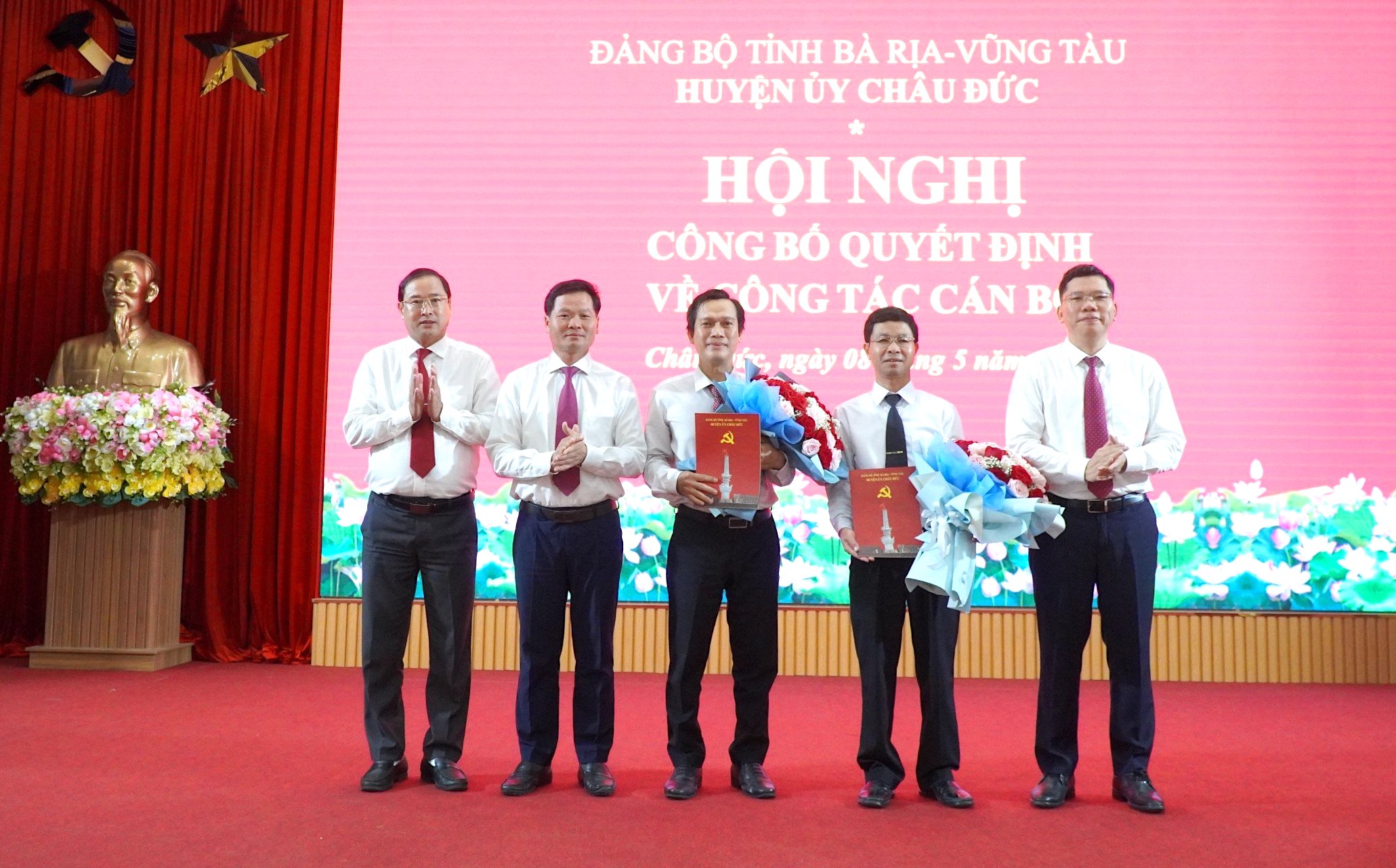 Lãnh đạo Huyện ủy Châu Đức trao quyết định và tặng hoa chúc mừng 2 cán bộ được chỉ định tham gia Ban Chấp hành Đảng bộ huyện Châu Đức, nhiệm kỳ 2020 - 2025.