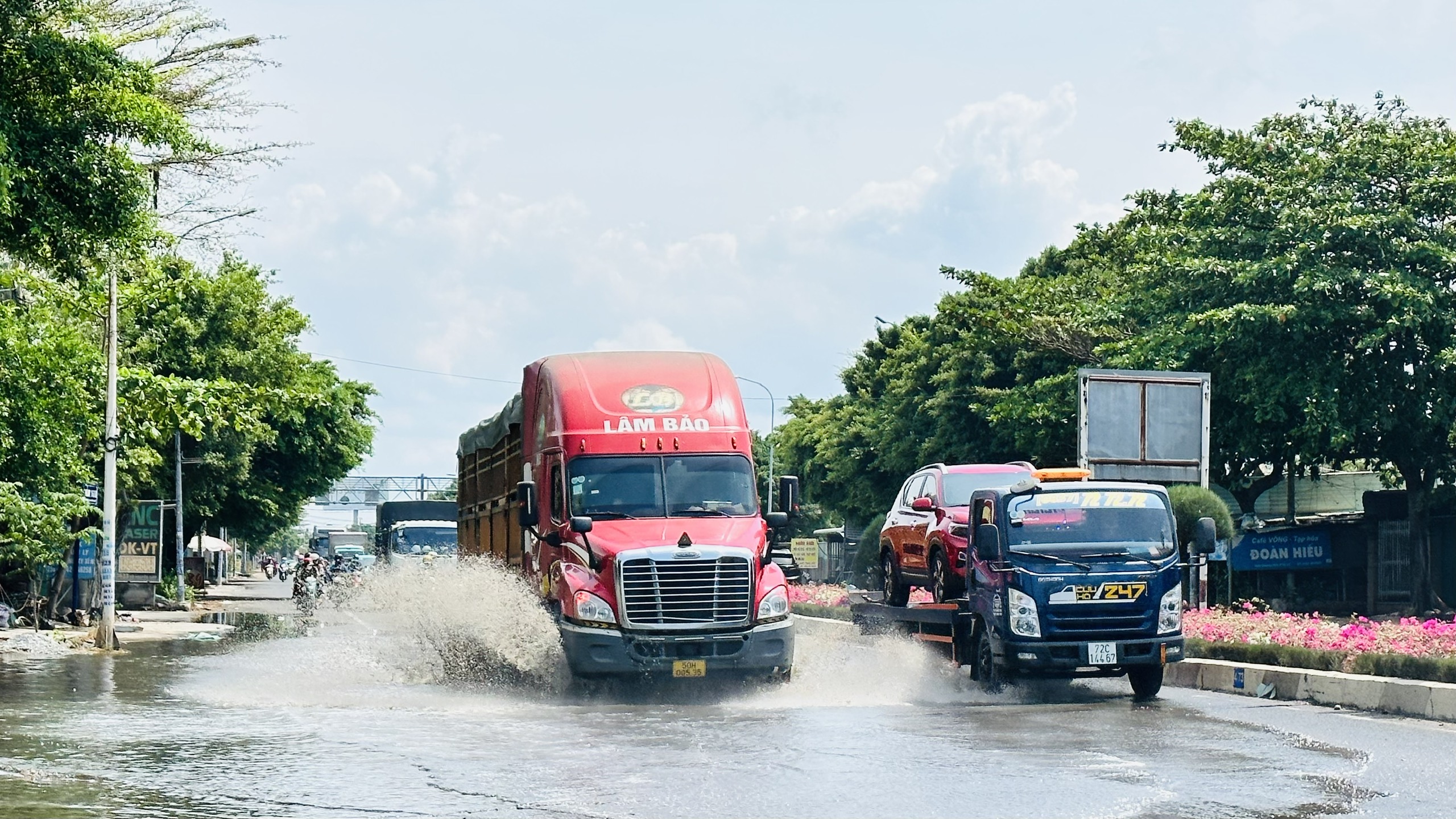 Chỉ trận mưa nhỏ đầu mùa vào ngày 5/5 nhưng đường Võ Nguyên Giáp đoạn gần Ẹo Ông Từ đã ngập.