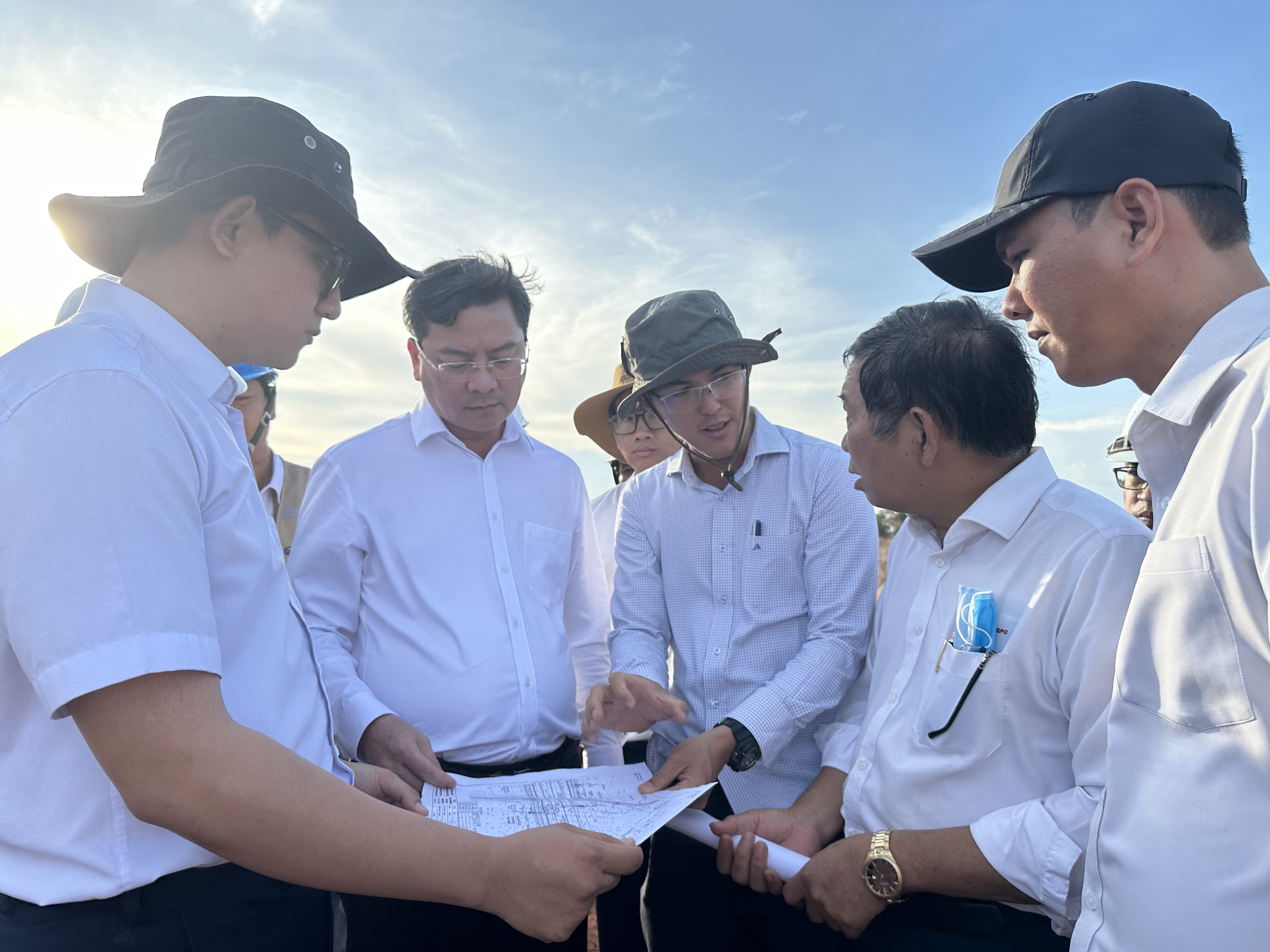 Chủ đầu tư và đại diện đơn vị thi công dự án đường cao tốc Biên Hòa-Vũng Tàu báo cáo về tiến độ thực hiện dự án  với ông Nguyễn Công Vinh, Phó Chủ tịch UBND tỉnh.