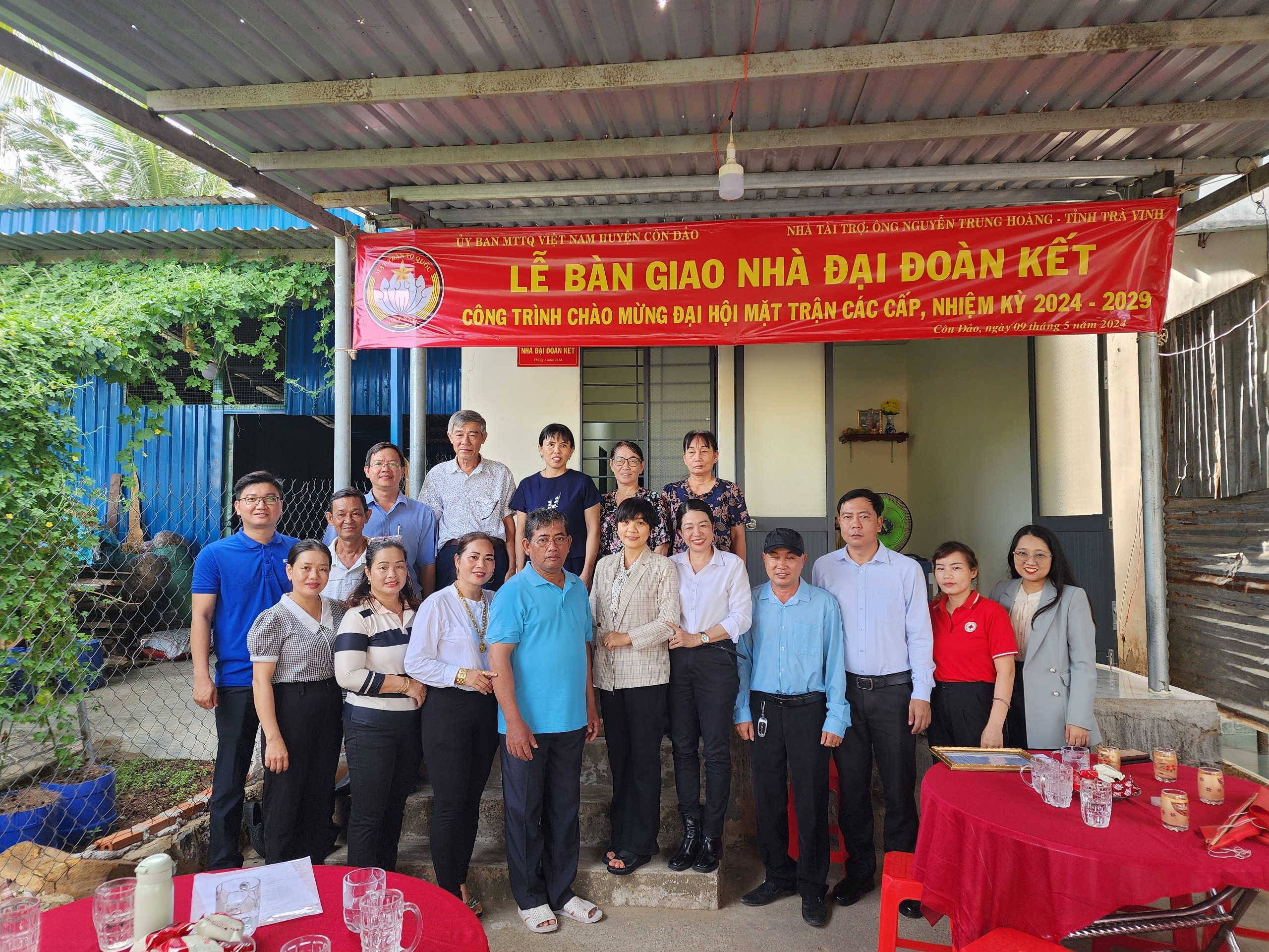 Đại diện UBMTTQ Việt Nam huyện Côn Đảo, chính quyền địa phương chụp hình lưu niệm với gia đình ông Mát Su.