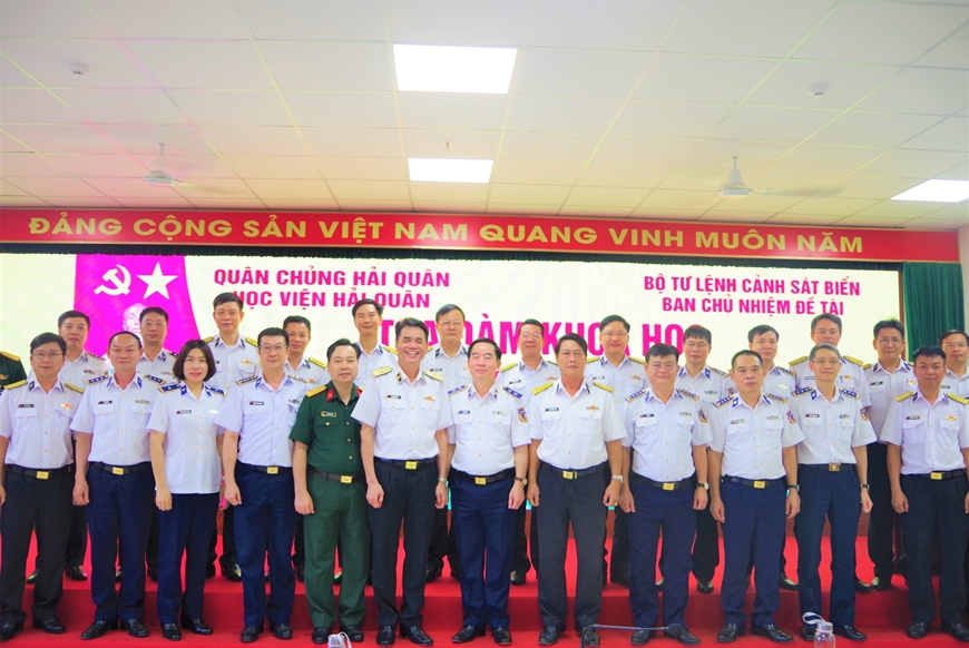 Đoàn công tác Bộ tư lệnh Cảnh sát biển Việt Nam cùng lãnh đạo Học viện Hải quân. 