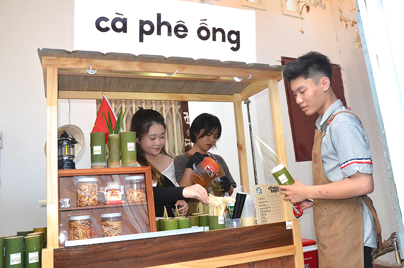 Nhân viên quán “Cà phê ống” pha thức uống đựng trong ống tre phục vụ khách.