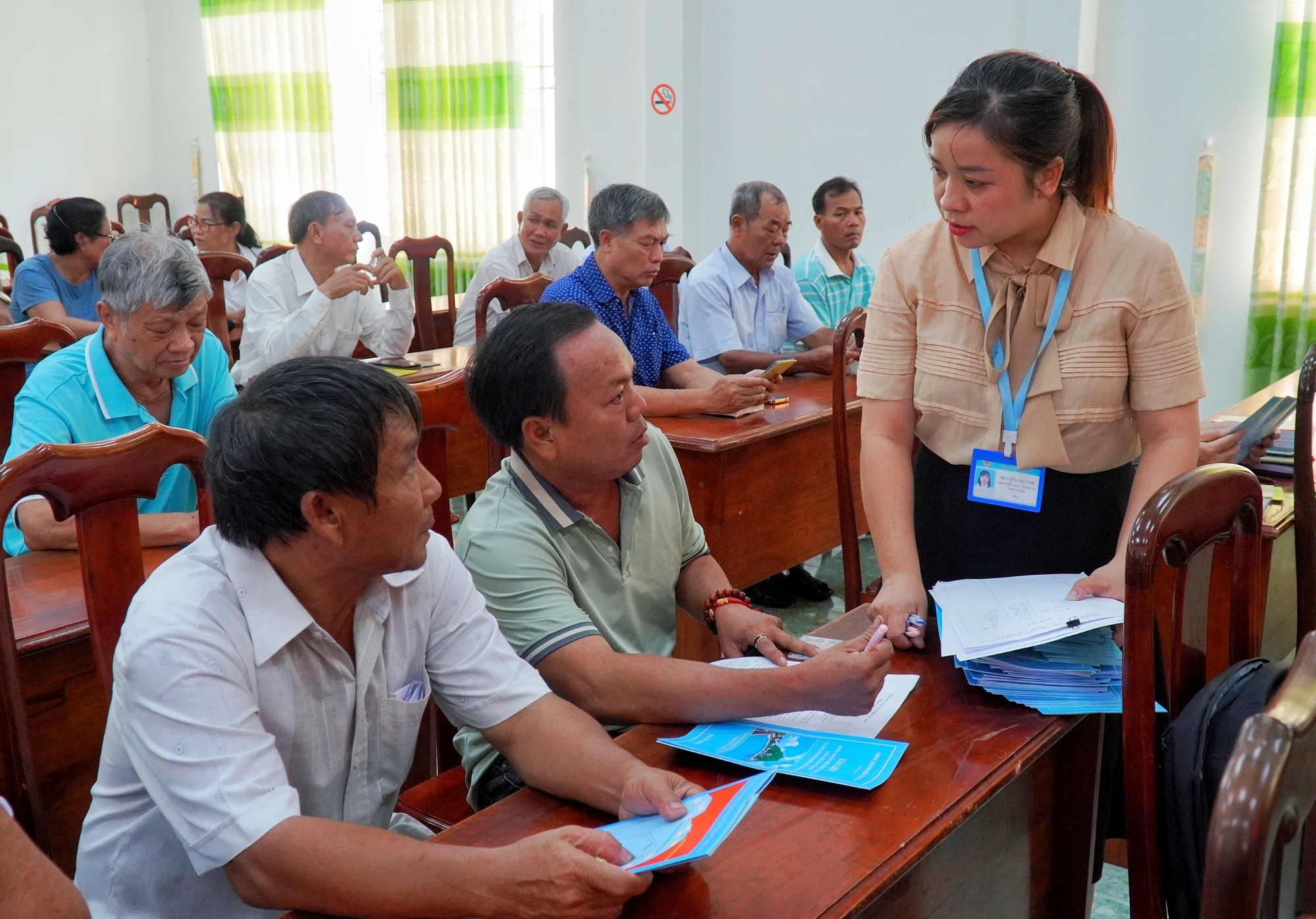 Công chức phường 2 phát tờ rơi tuyên truyền và hướng dẫn ngư dân, chủ tàu cá t ký cam kết về chống khai thác IUU.