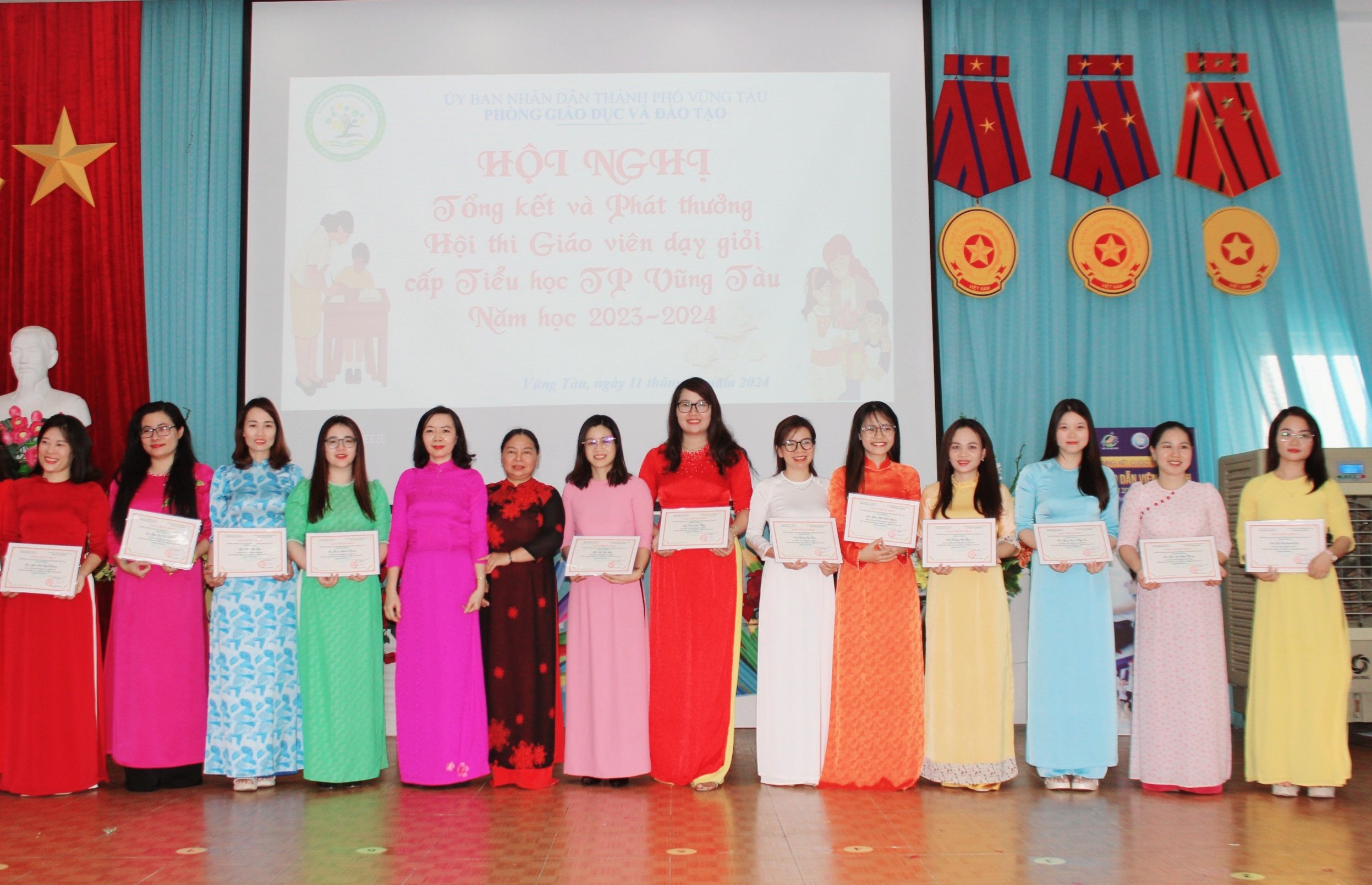 Ban Tổ chức trao Giấy chứng nhận cho các thầy cô giáo đạt danh hiệu GV dạy giỏi cấp thành phố.