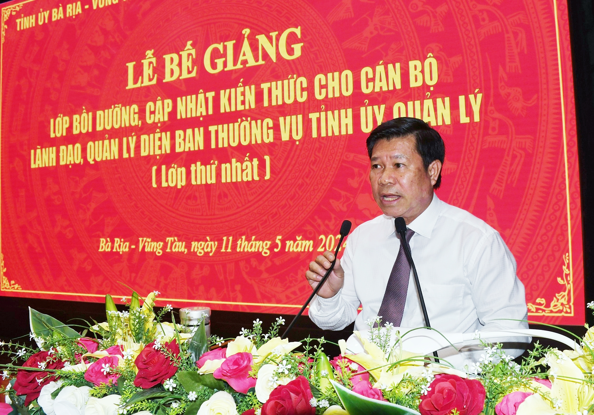 Ông Nguyễn Văn Xinh, Ủy viên Ban Thường vụ Tỉnh ủy, Trưởng Ban Tuyên giáo Tỉnh ủy phát biểu tại lễ bế giảng.