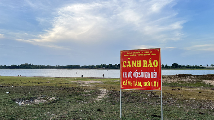 Người dân vui chơi tại hồ Châu Pha (TX.Phú Mỹ) vào buổi xế chiều.