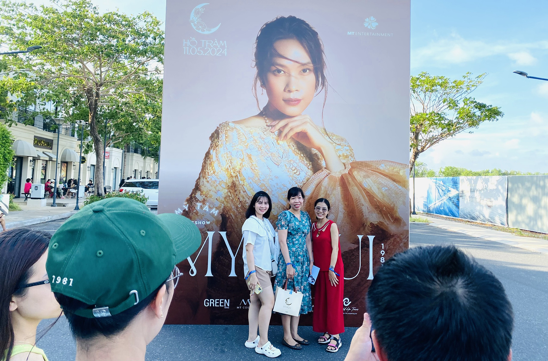 Fan hâm mộ đến từ rất sớm chụp ảnh cùng poster ca sĩ Mỹ Tâm.