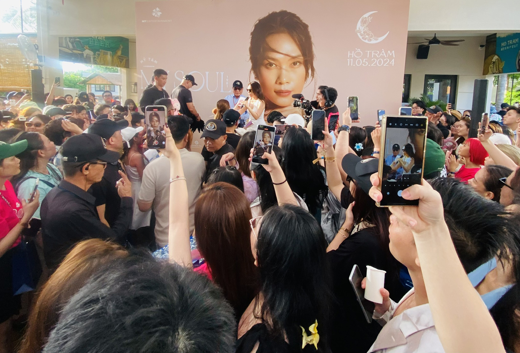 Mỹ Tâm giao lưu với người hâm mộ trước giờ liveshow diễn ra. 