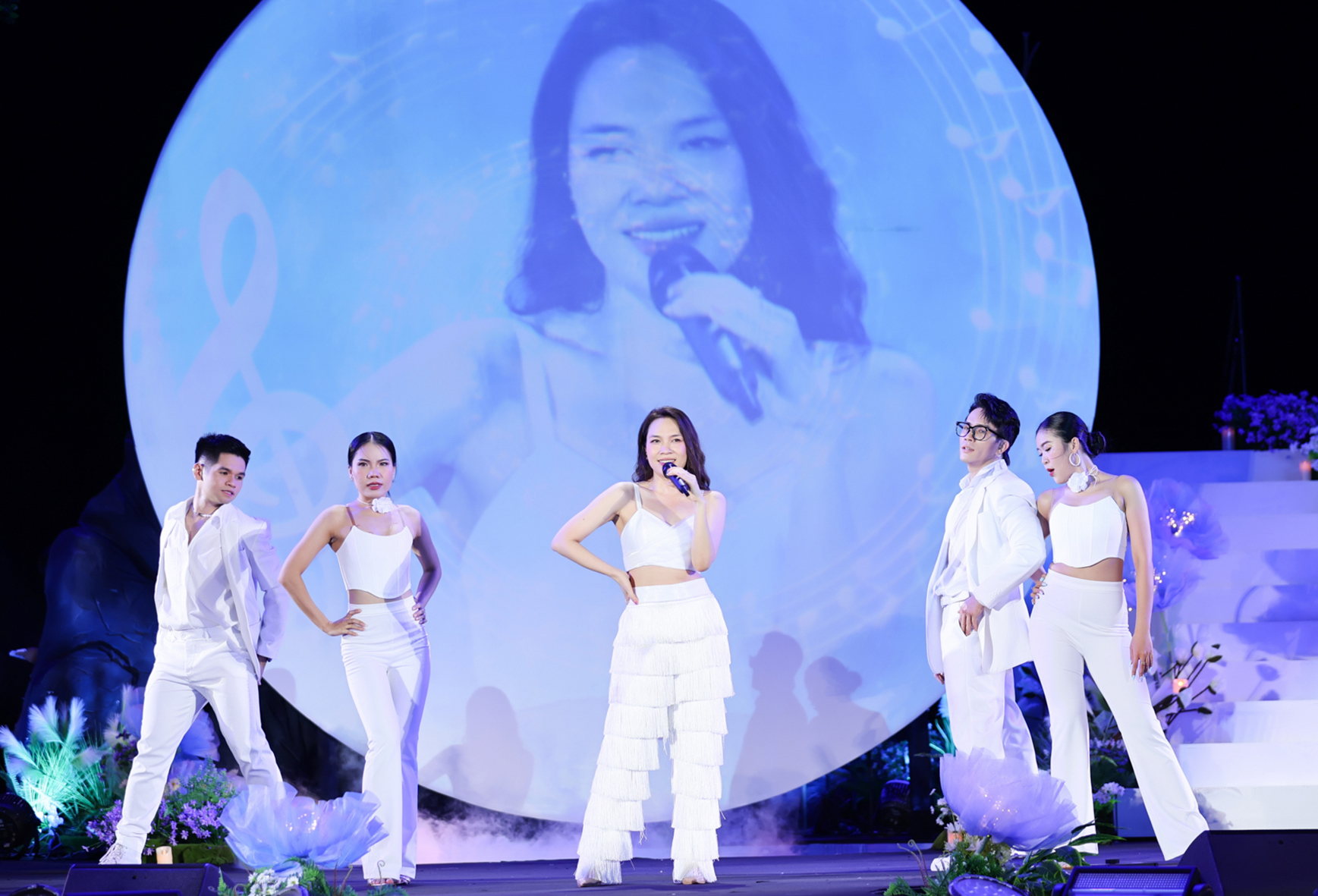 Mỹ Tâm trình diễn vũ điệu cùng nhóm nhảy trong liveshow My Soul 1981.