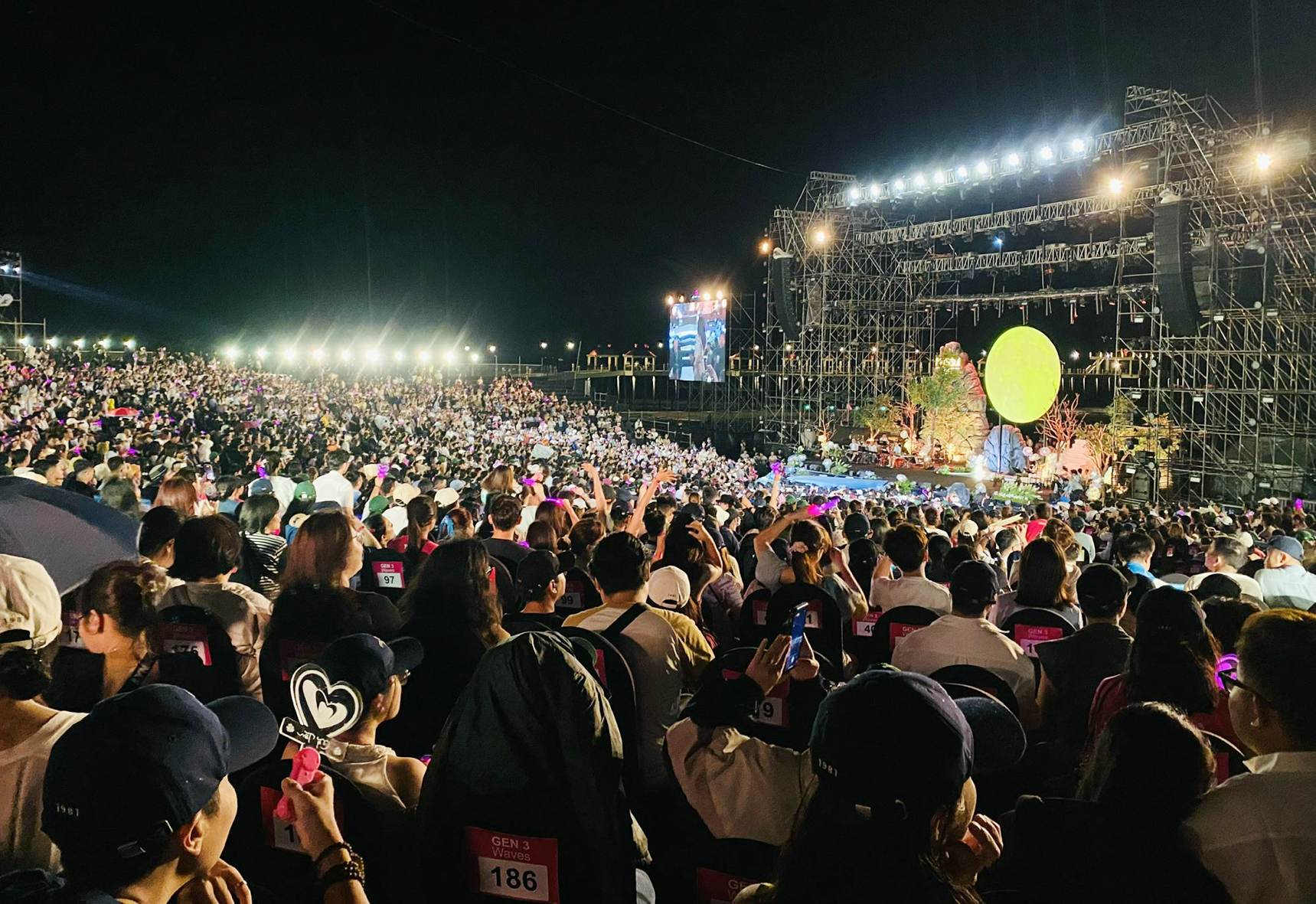 Khán đài lắp ghép 5.000 chỗ xem liveshow My Soul 1981 của Mỹ Tâm bên biển Hồ Tràm kín người.