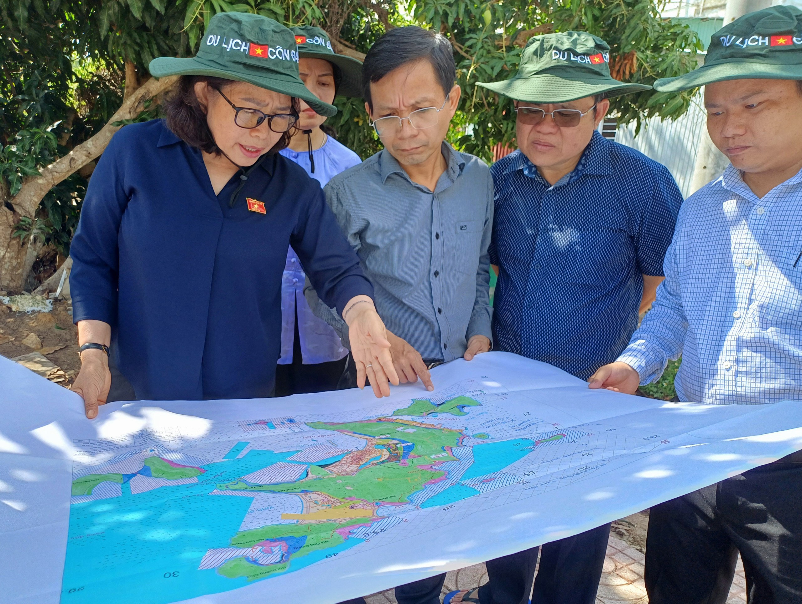 Bà Nguyễn Thị Yến, Phó Bí thư Thường trực Tỉnh ủy, Phó Chủ tịch Nhóm Nữ đại biểu Quốc hội Việt Nam, Trưởng Đoàn ĐBQH tỉnh khảo sát tình hình triển khai thi công Dự án kéo lưới điện quốc gia cho huyện Côn Đảo.